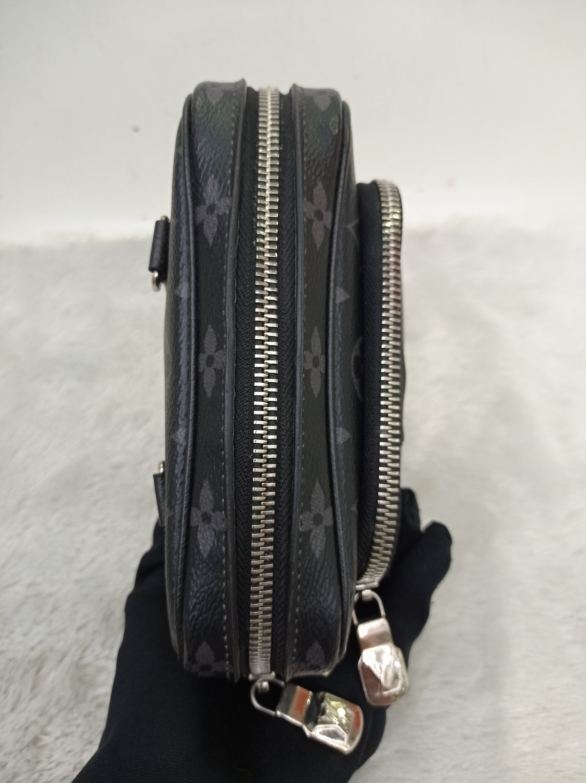 LV Outdoor Pouch Monogram Eclipse (CHIP)