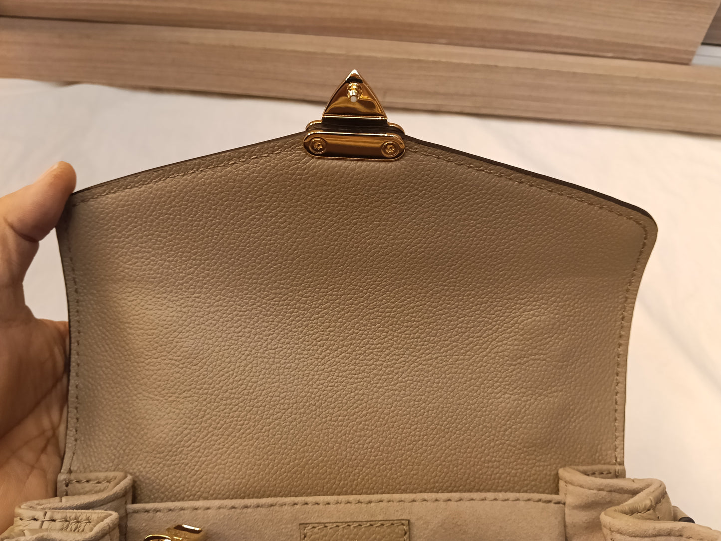 *Neverbeen Used* LV Metis East West Monogram Empreinte Giant Tourterelle Creme 2024 (CHIP)