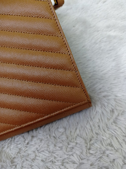 YsL Envelope Clutch Matelasse Monogramme Chevron Grained Dark Caramel GHW 2023