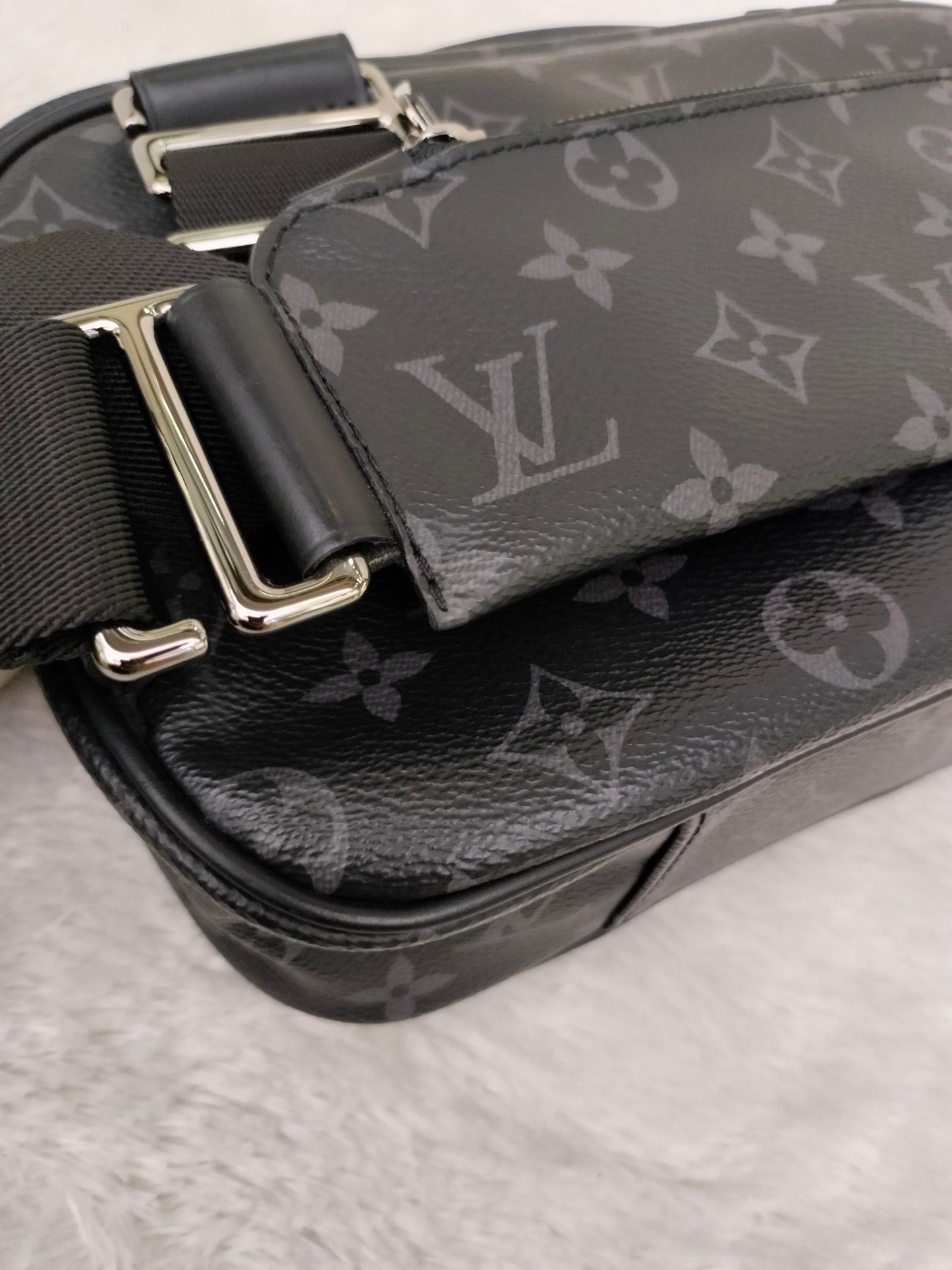 LV Bumbag Explorer Monogram Eclipse 2019