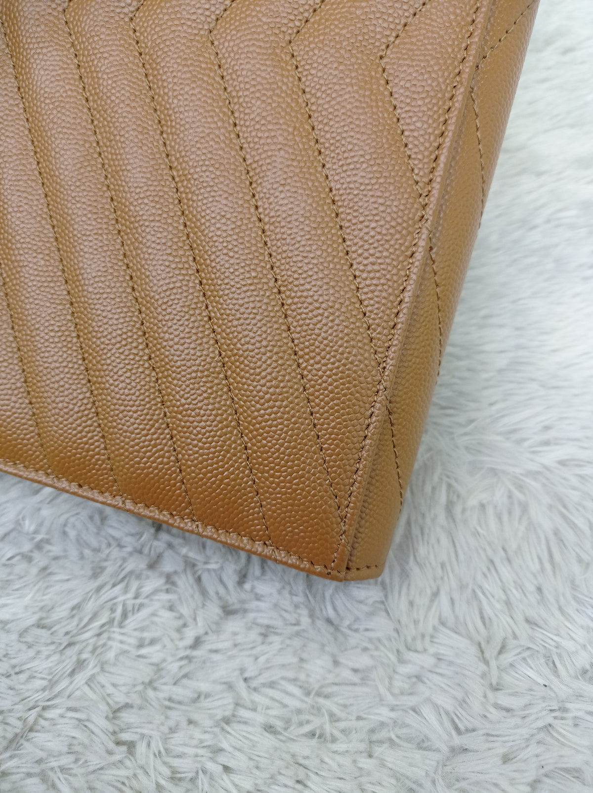 YsL Envelope Clutch Matelasse Monogramme Chevron Grained Dark Caramel GHW 2023
