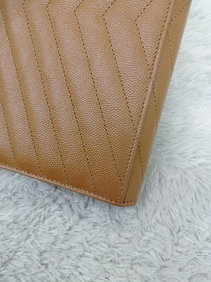 YsL Envelope Clutch Matelasse Monogramme Chevron Grained Dark Caramel GHW 2023