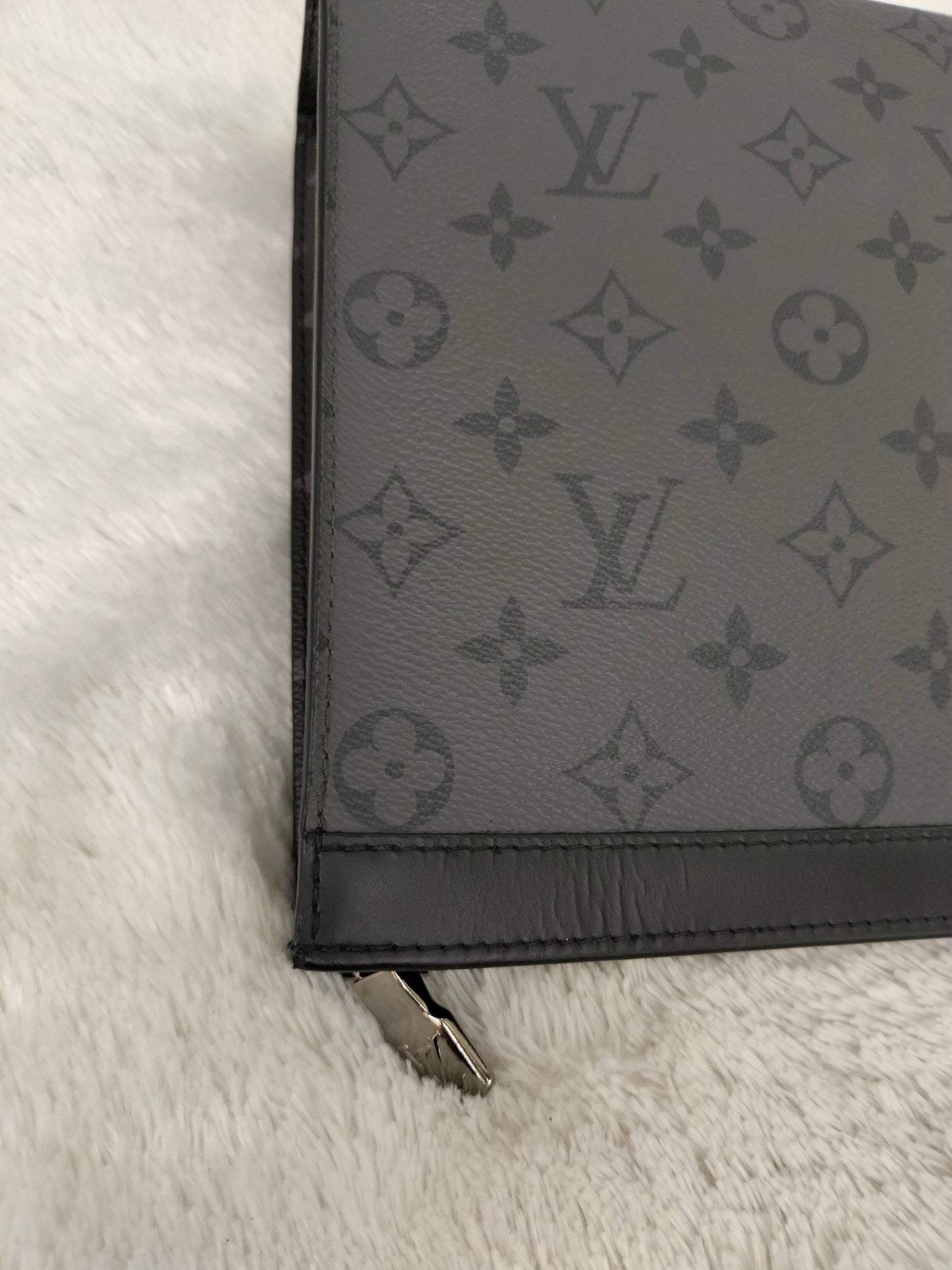 LV Pochette Voyage MM Monogram Eclipse (CHIP)