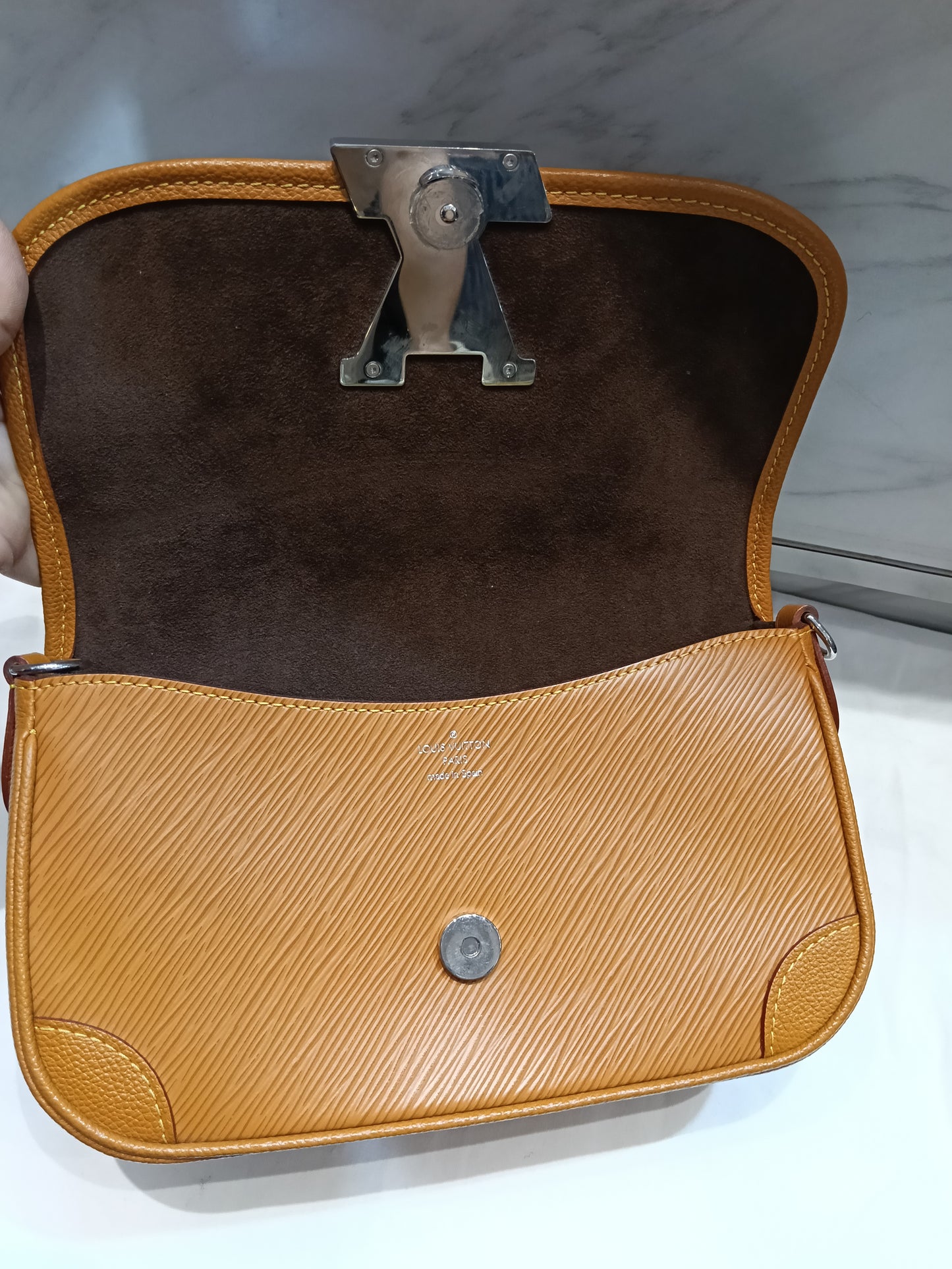 LV Buci NM Epi Gold Miel (CHIP)