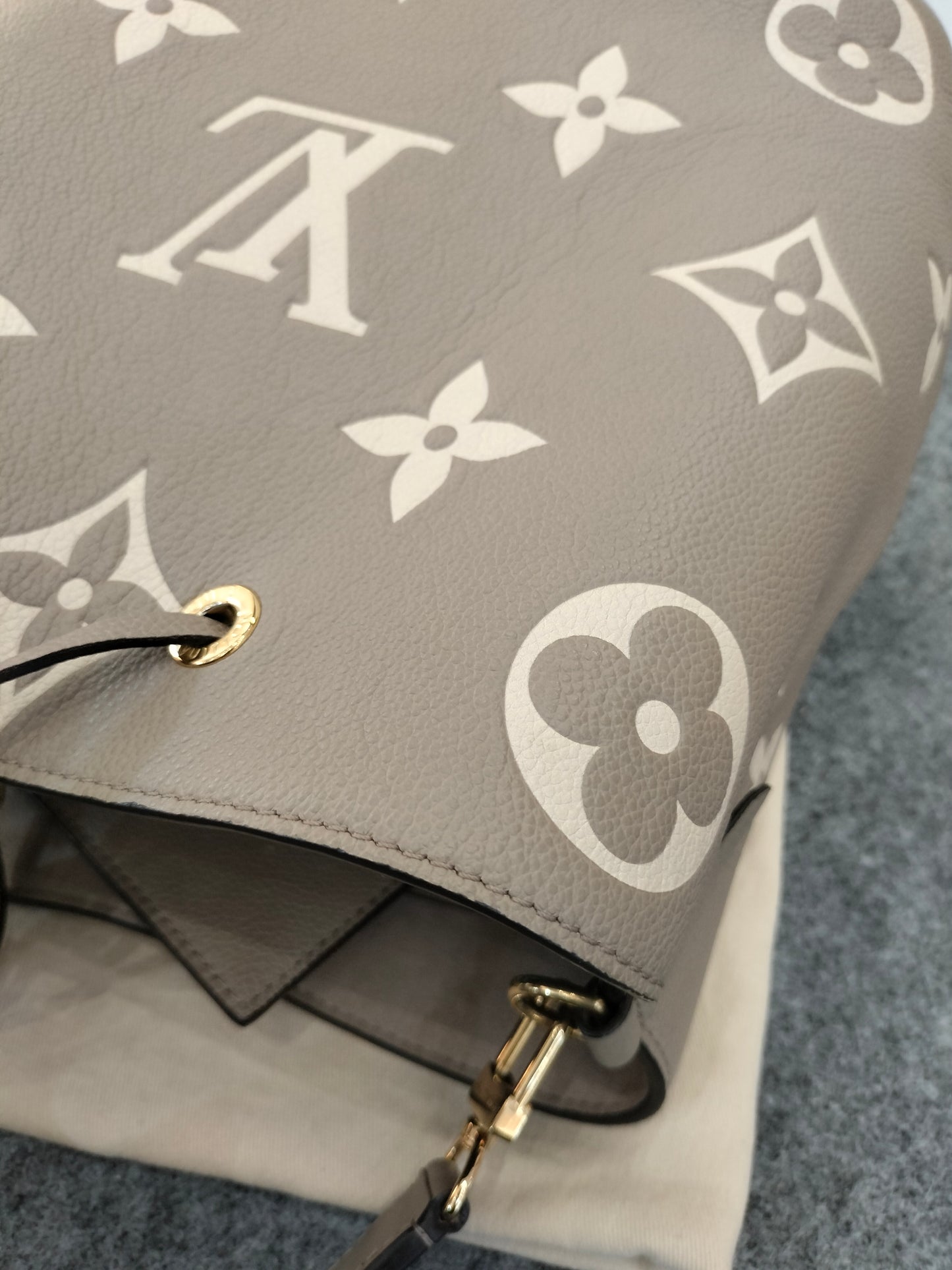 LV Neo Noe MM Tourterelle Creme (CHIP)