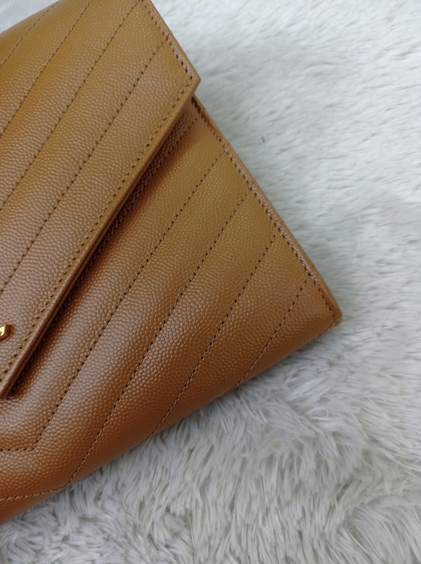 YsL Envelope Clutch Matelasse Monogramme Chevron Grained Dark Caramel GHW 2023