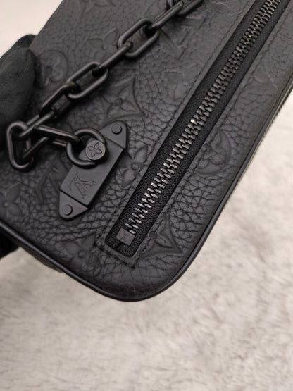 LV Pochette Volga Monogram Taurillon Empreinte Noir 2020