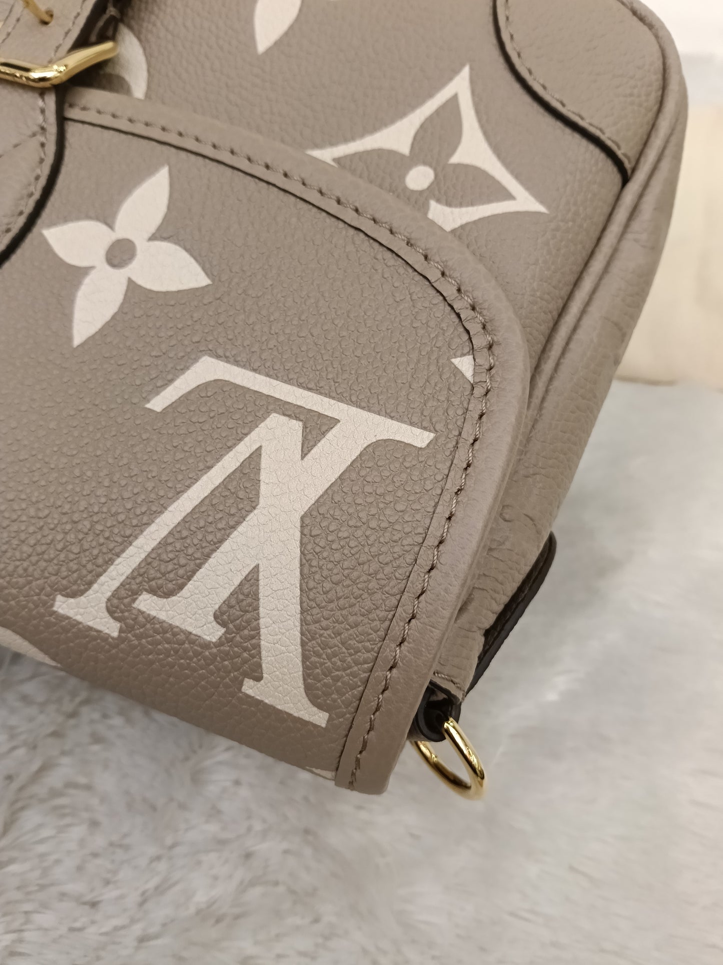 LV Diane PM ST NM Monogram Empreinte Giant Tourterelle Creme 2025 (CHIP)