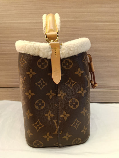 LV Neo Noe BB Monogram Shearling Cozygram 2023 (CHIP)
