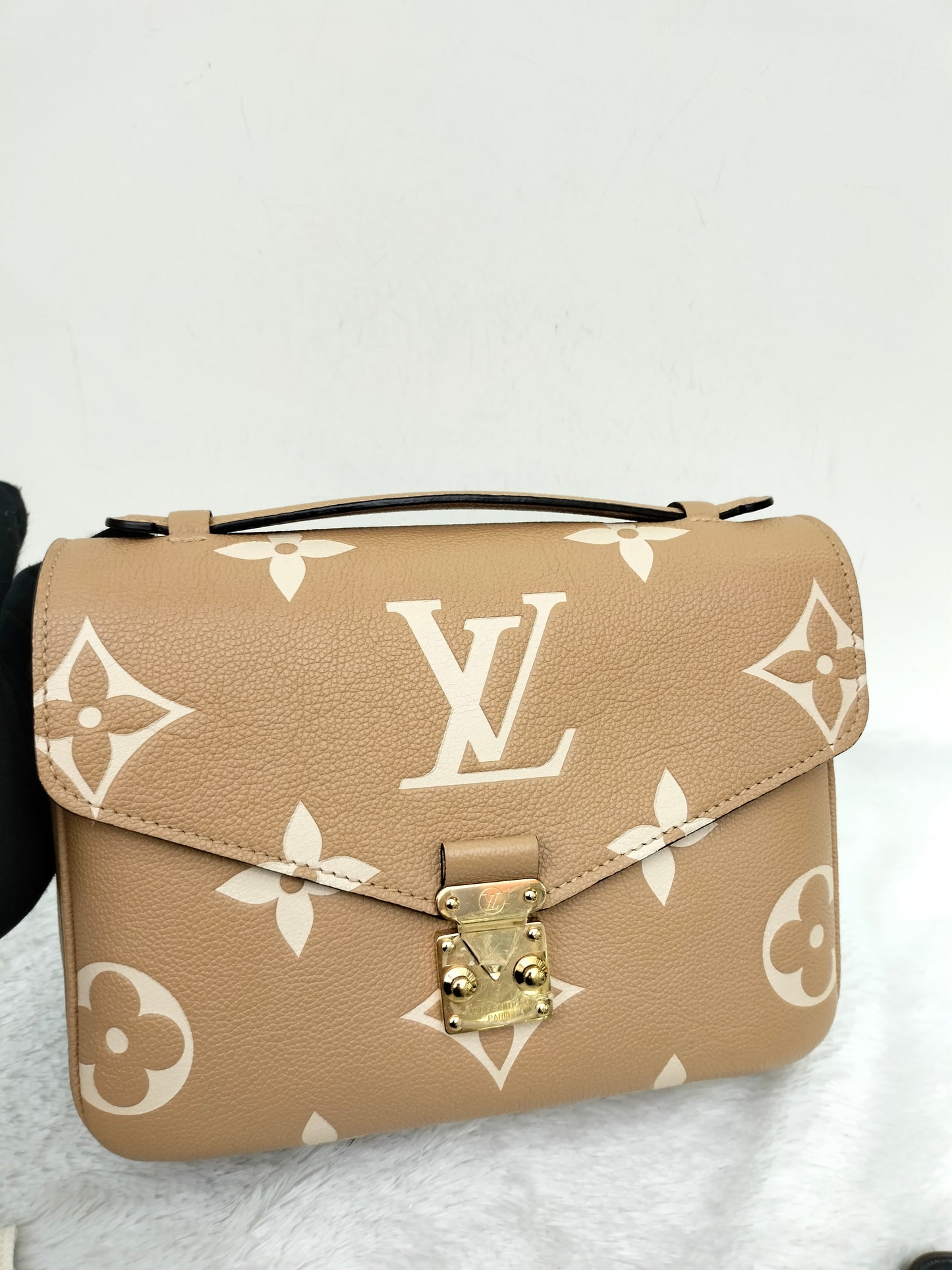 LV Metis MM Monogram Empreinte Arizona Creme 2022 (CHIP)