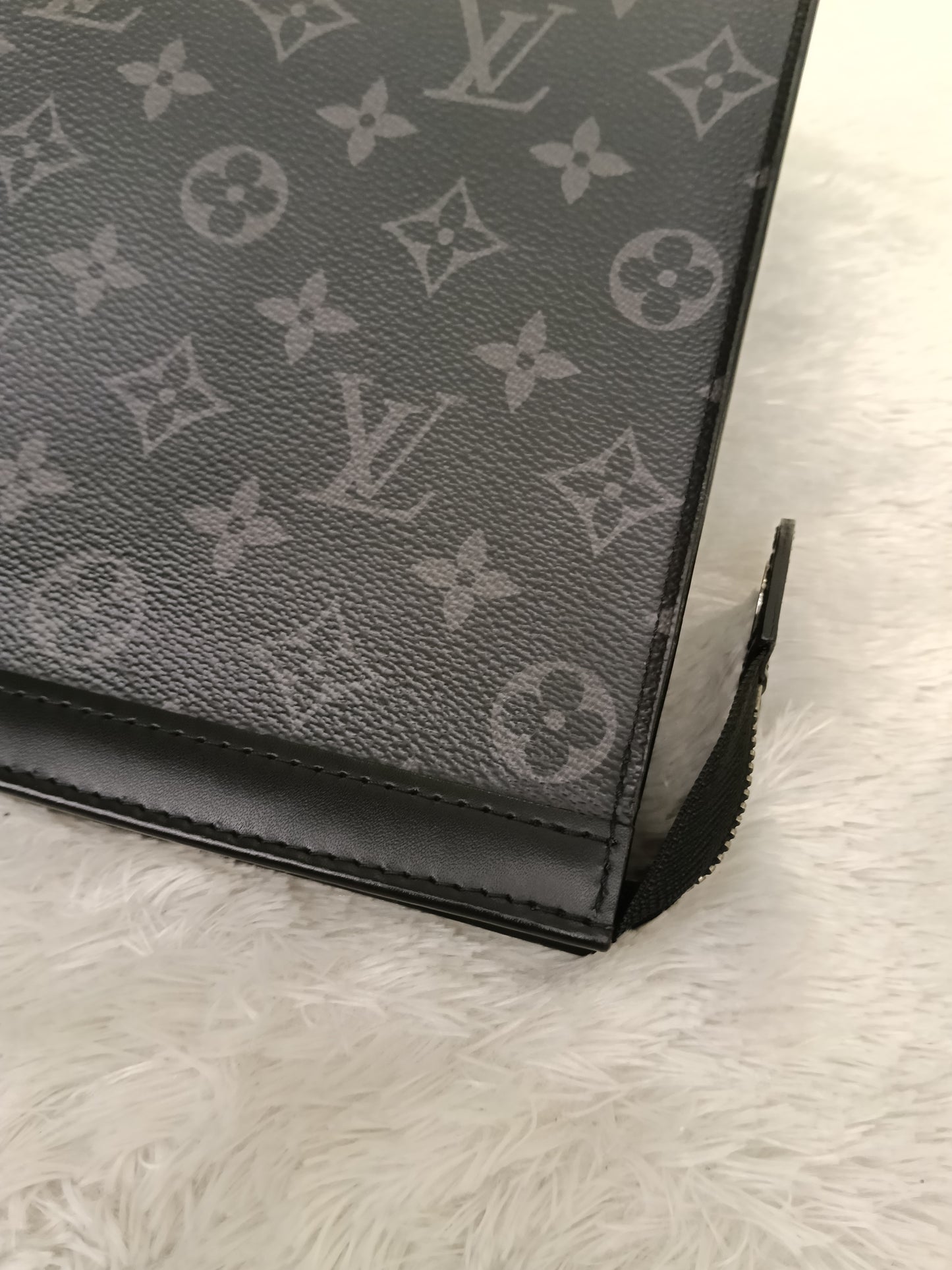 LV Pochette Voyage Monogram Eclipse 2019