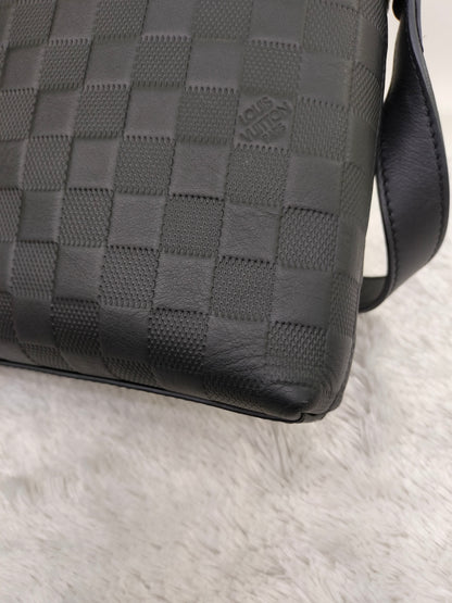 LV District Onyx Damier Infini Black 2017