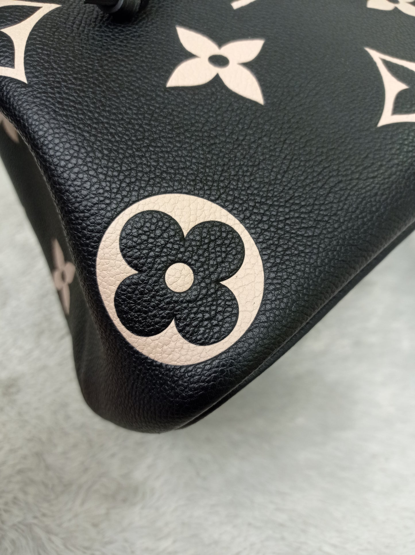 LV Neo Noe MM Monogram Empreinte Noir Creme 2022 (CHIP)