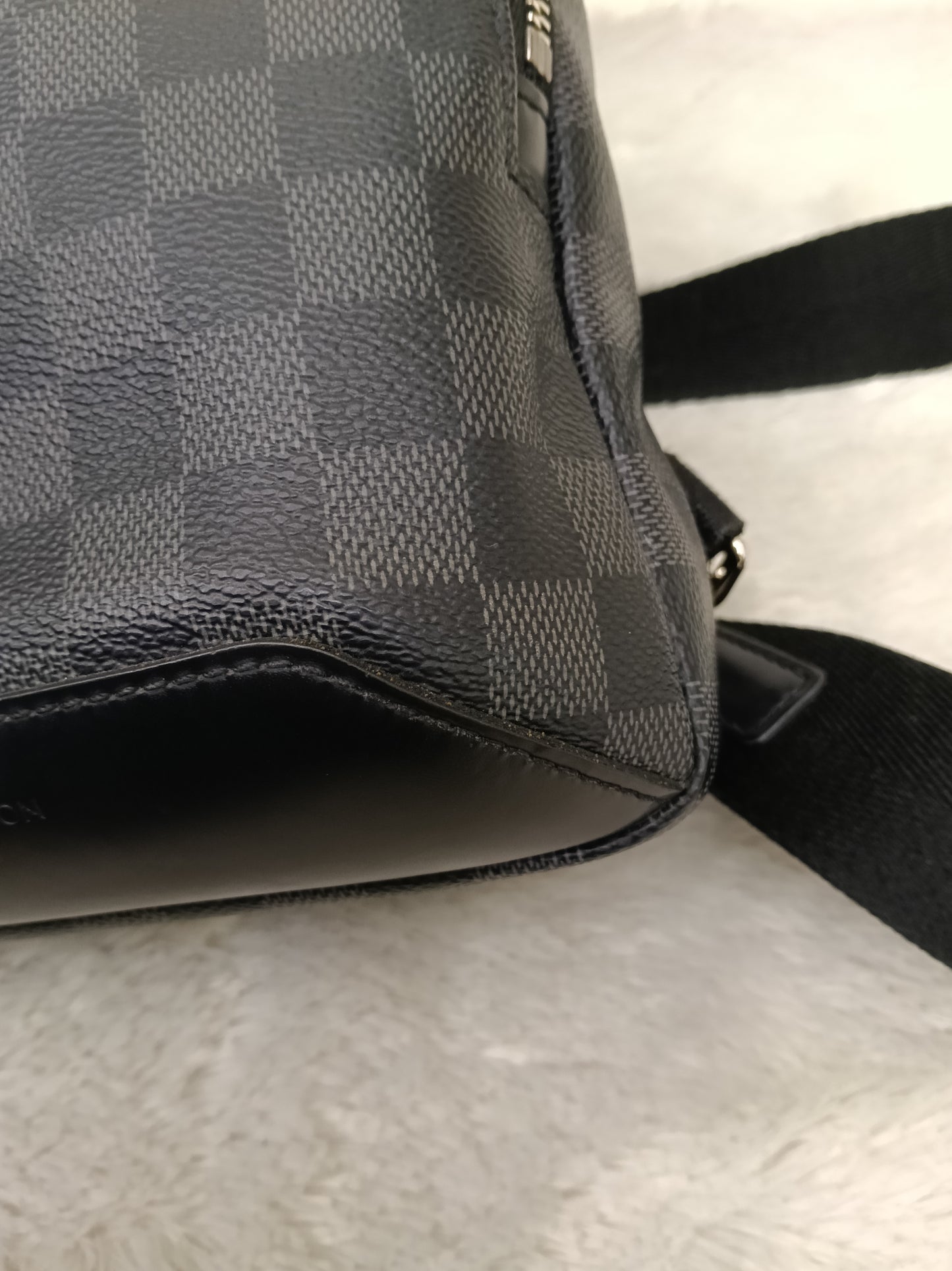 LV Avenue Sling Graphite 2020