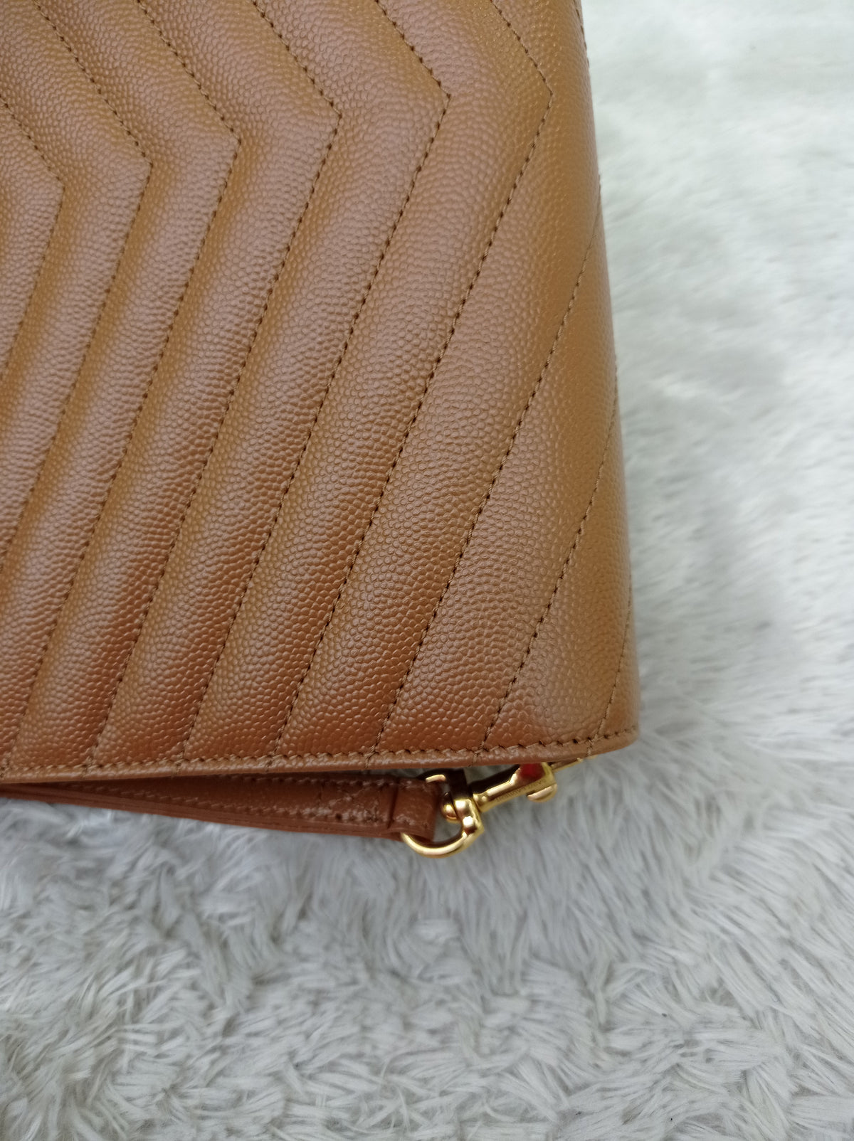 YsL Envelope Clutch Matelasse Monogramme Chevron Grained Dark Caramel GHW 2023