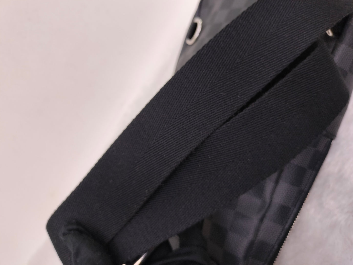 LV Avenue Sling Graphite 2021
With rec, tag, dustbag, box