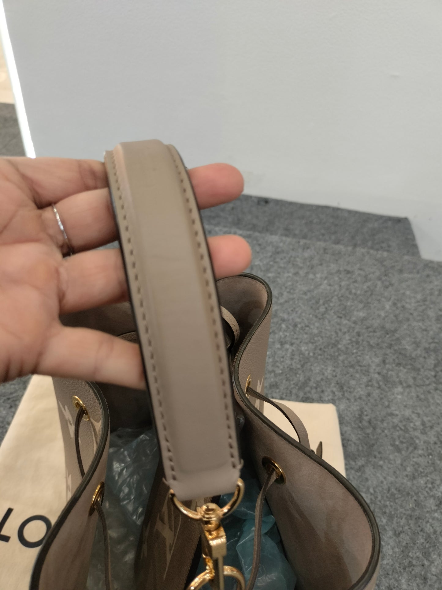 LV Neo Noe MM Tourterelle Creme (CHIP)