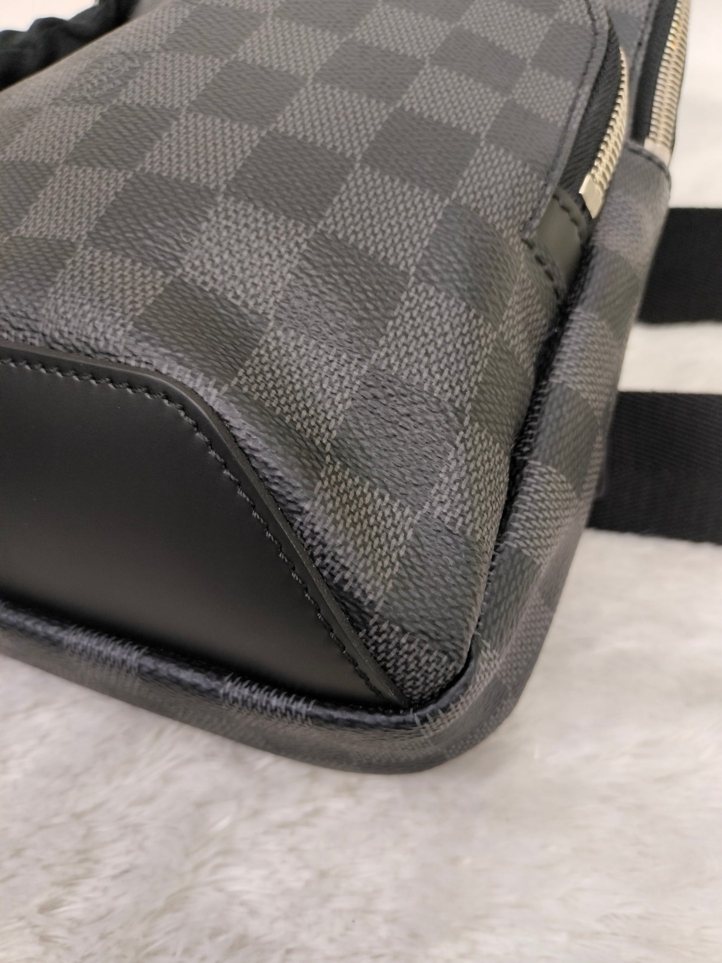 LV Avenue Sling Graphite 2021
With rec, tag, dustbag, box