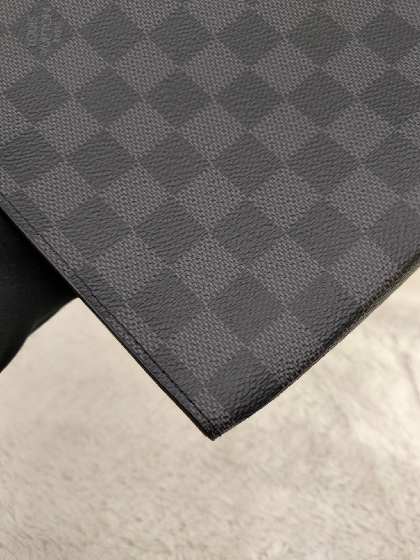 LV Pochette Voyage Graphite 2020