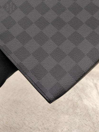 LV Pochette Voyage Graphite 2020