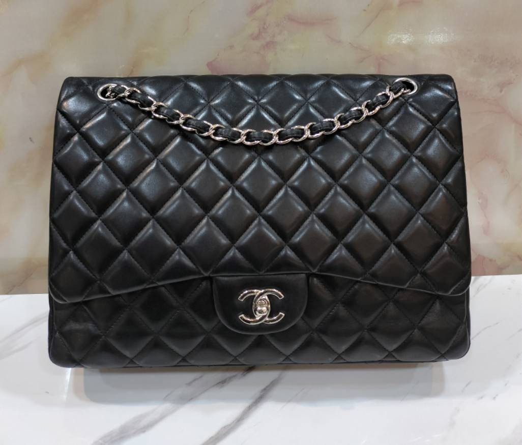 Chanel Classic Maxi Black Lamb SHW#13  Size 33x23x10cm