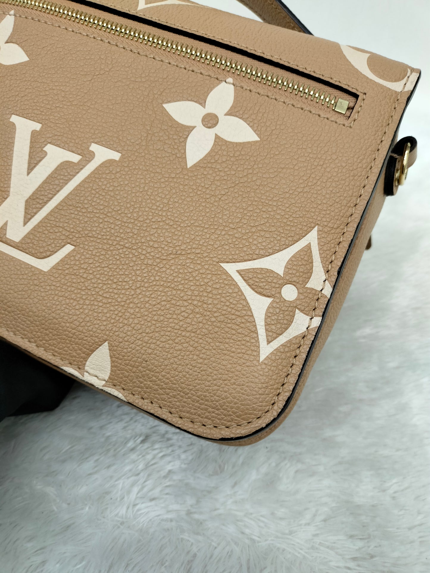 LV Metis MM Monogram Empreinte Arizona Creme 2022 (CHIP)