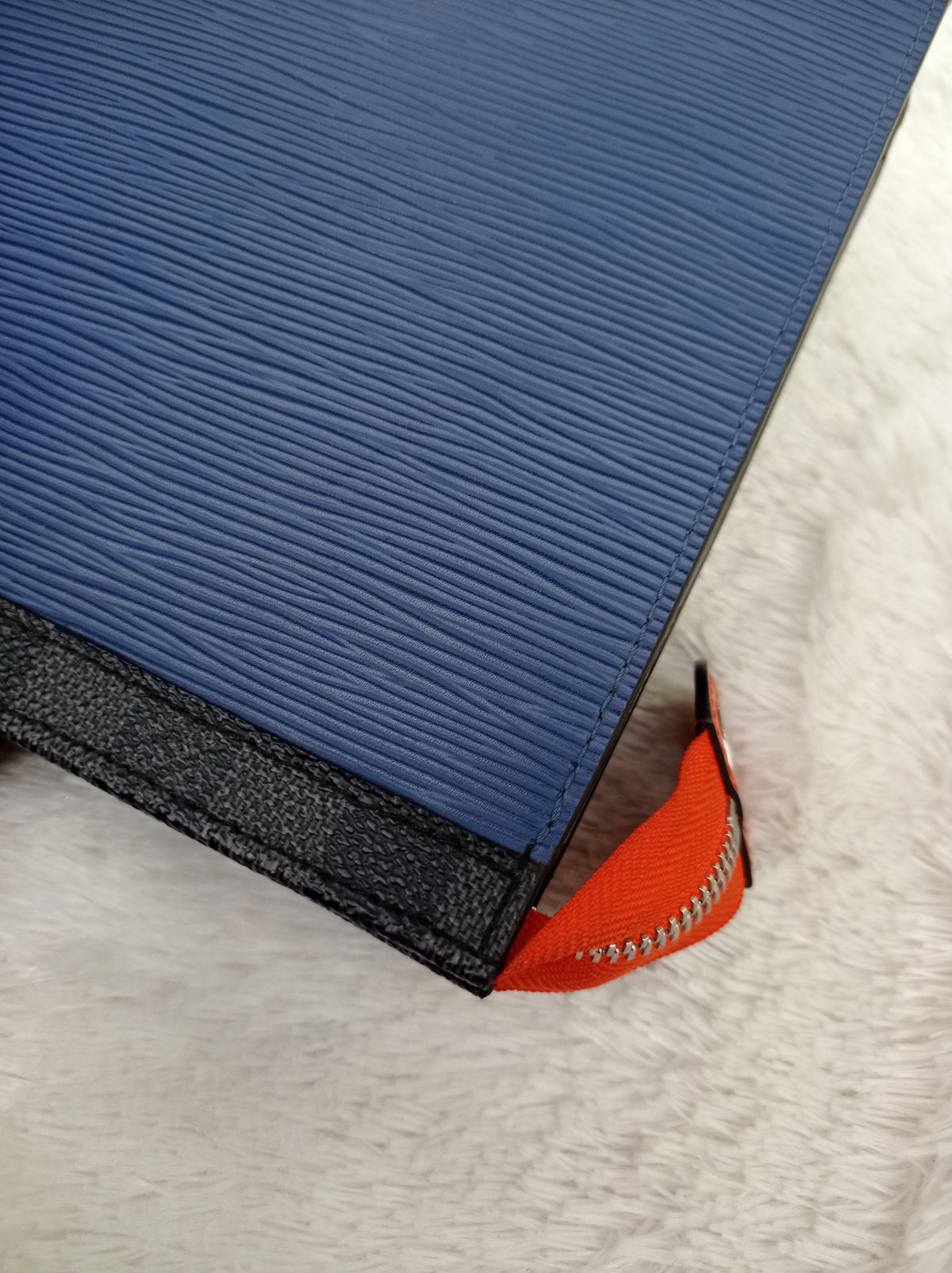 LV Pochette Voyage MM Taiga Epi Graphite Blue Grey 2018