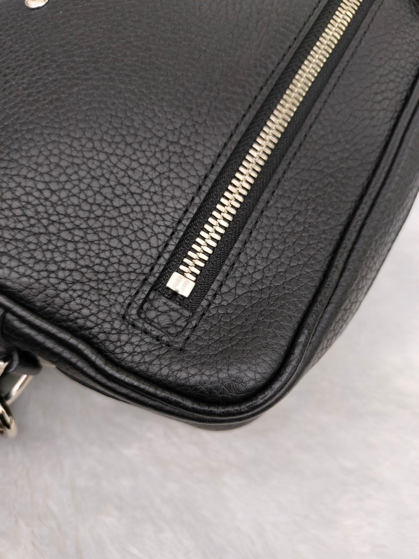 LV Kasai Clutch Grained Black 2019