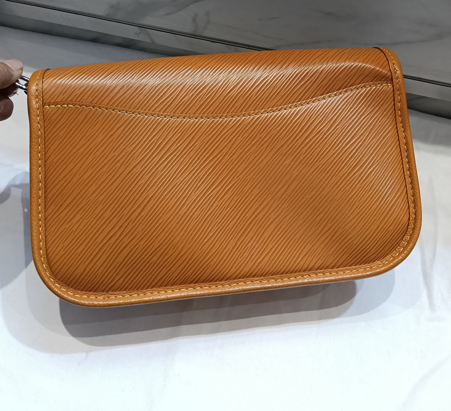 LV Buci NM Epi Gold Miel (CHIP)