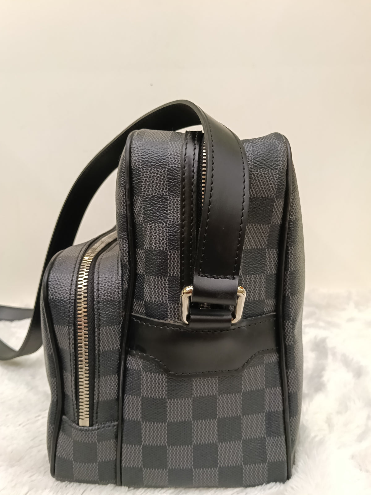 LV Sac Leoh Messenger Graphite 2008
