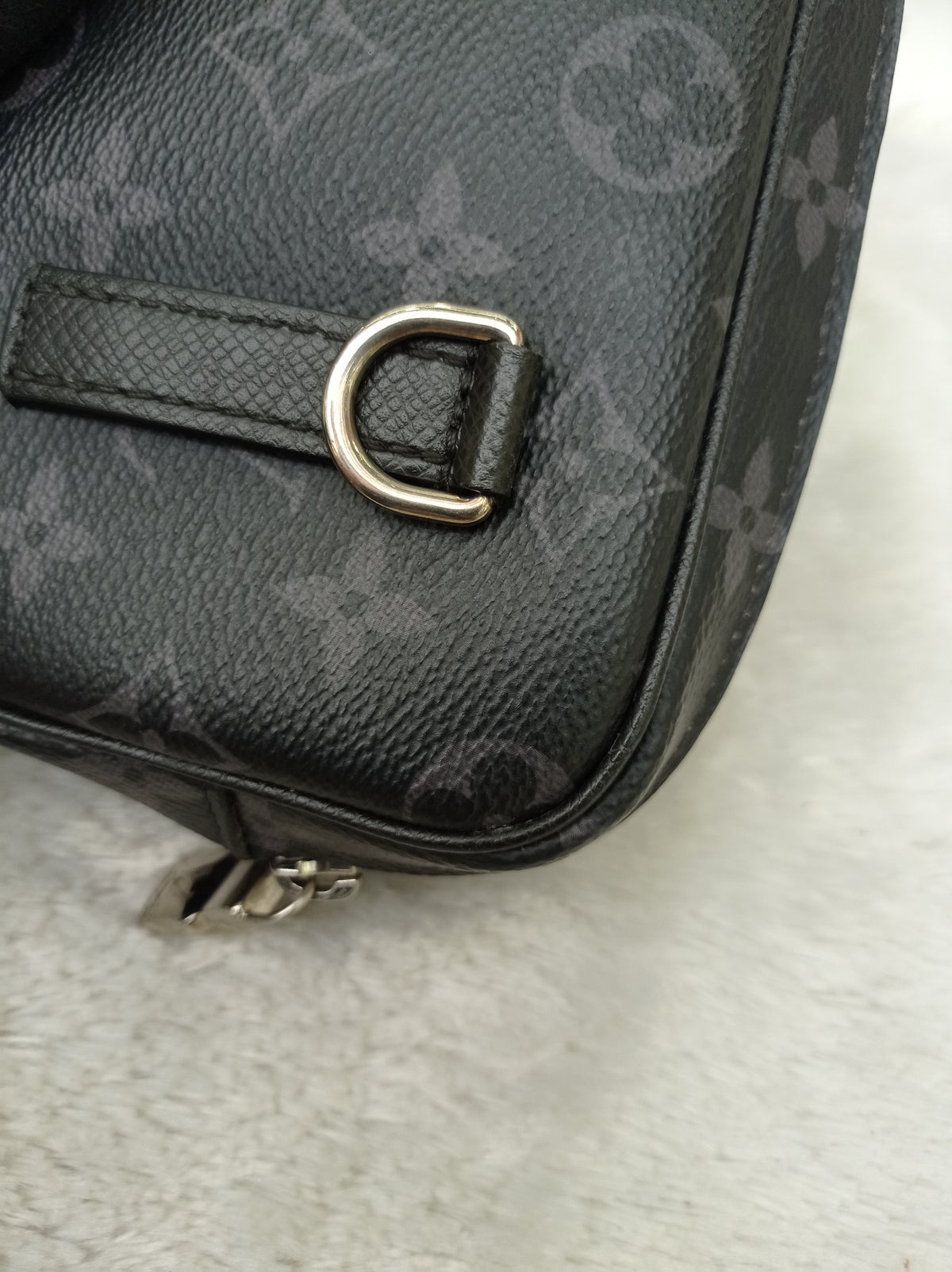 LV Outdoor Pouch Monogram Eclipse (CHIP)