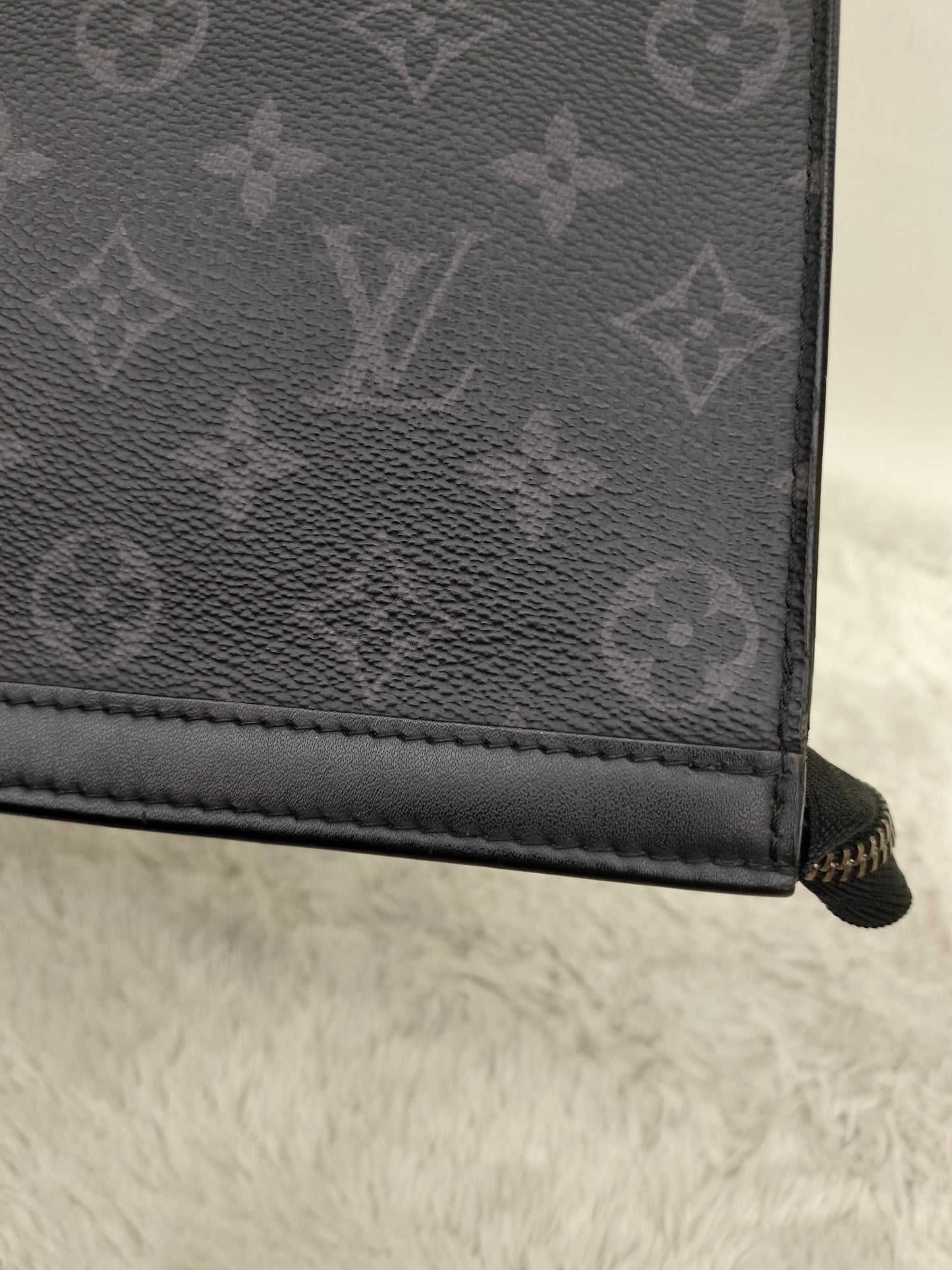 LV Pochette Voyage MM Monogram Eclipse (CHIP)