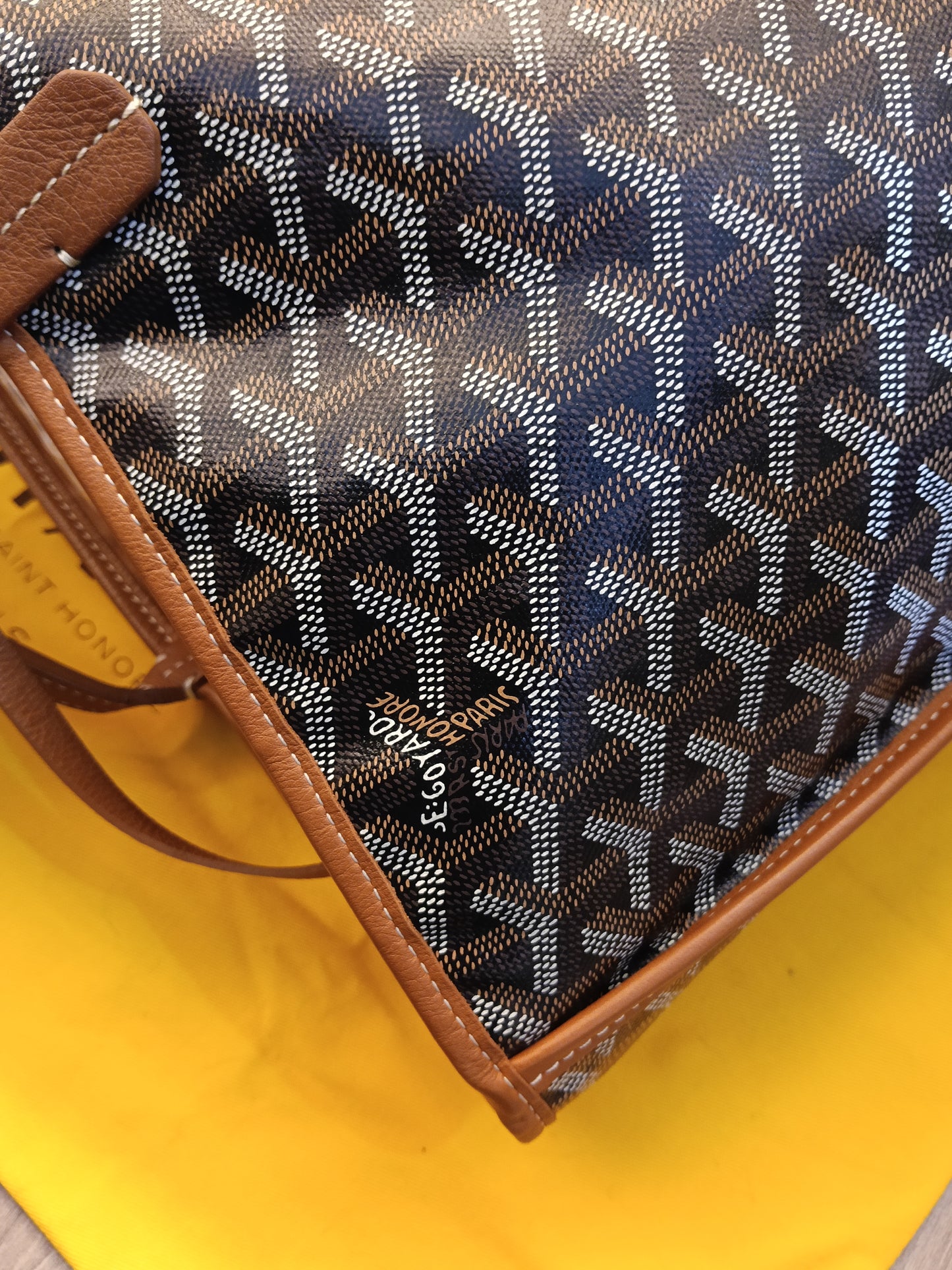 Goyard St Louis PM Black Tan SHW 2023
With pocket, db