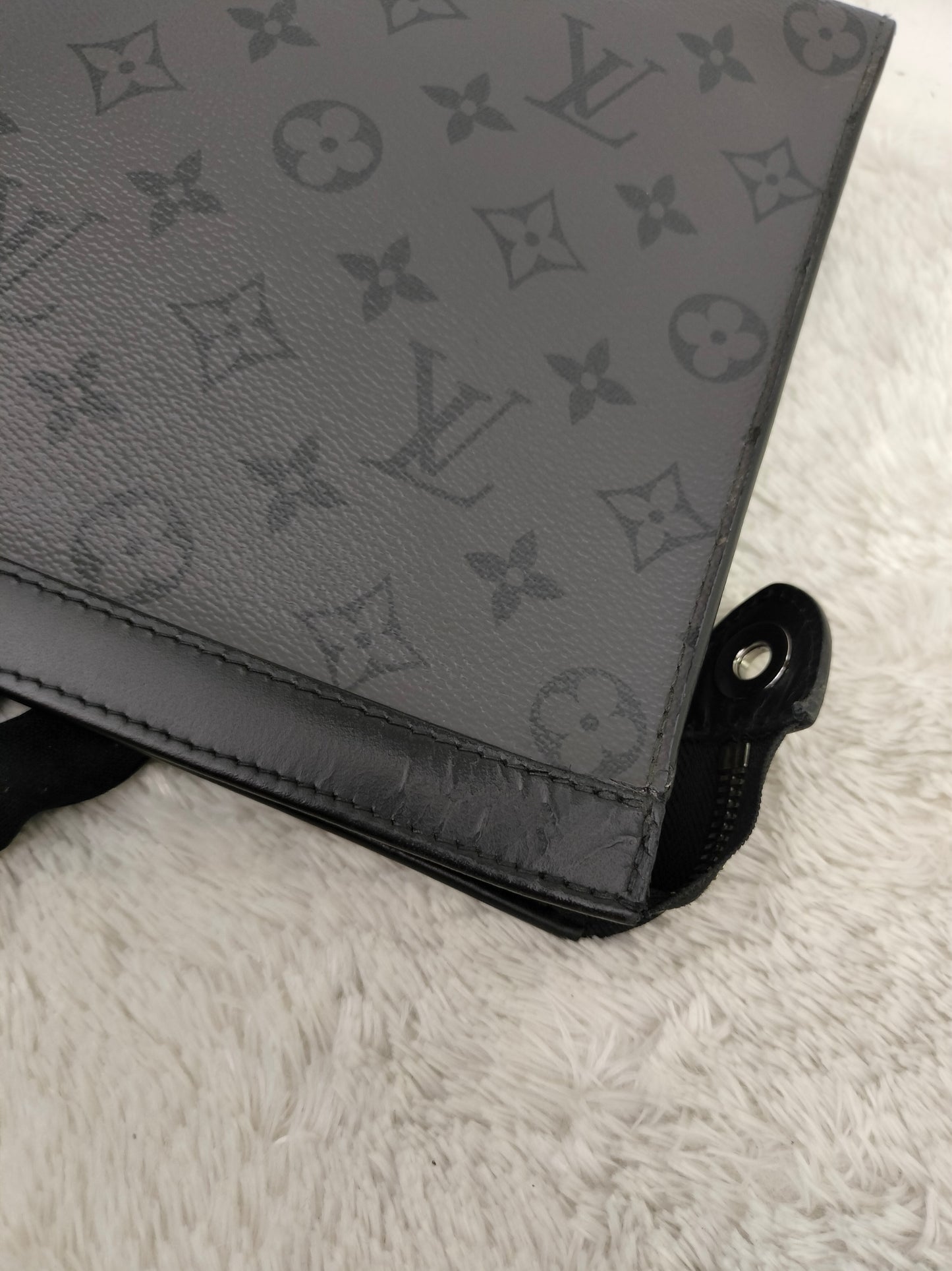 LV Pochette Voyage MM Monogram Eclipse (CHIP)