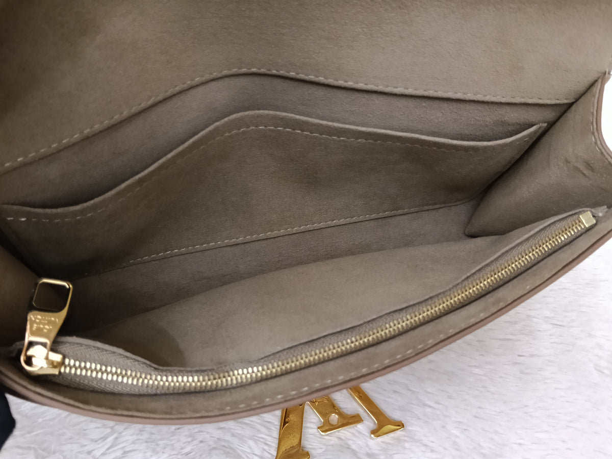 LV Pouch Louise EW Cuir Dore 2015