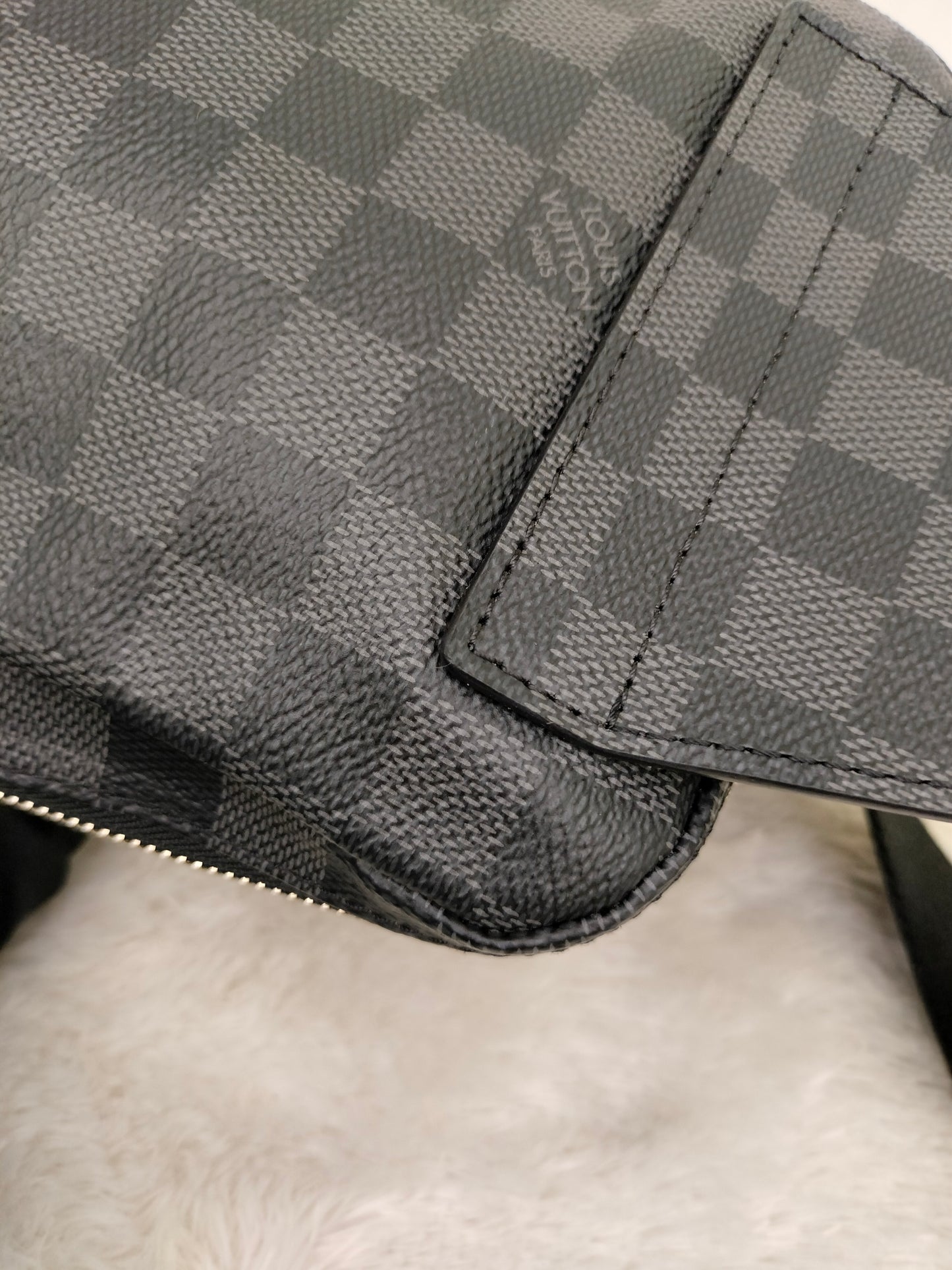 LV Avenue Sling Graphite 2021
With rec, tag, dustbag, box