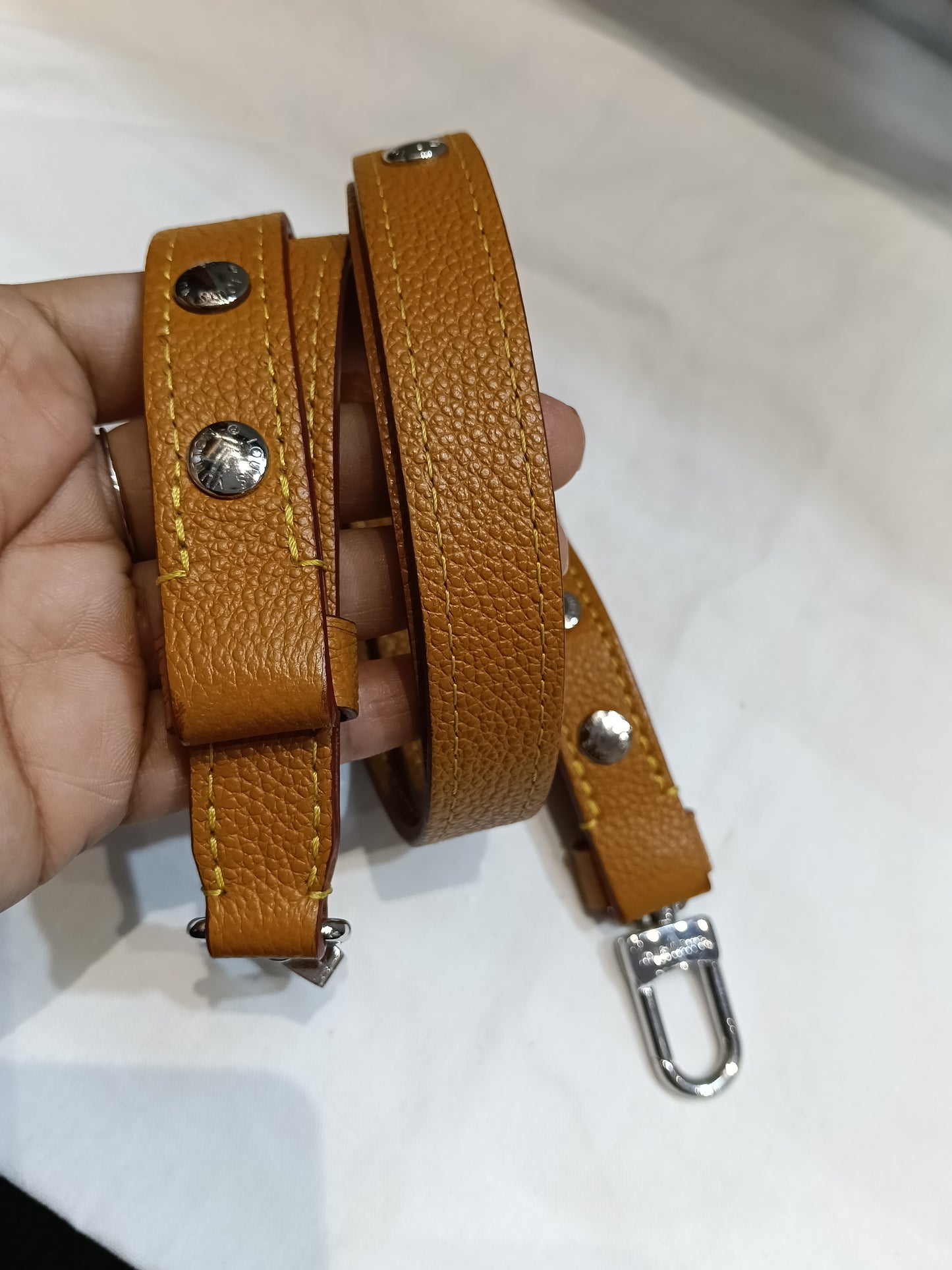 LV Buci NM Epi Gold Miel (CHIP)