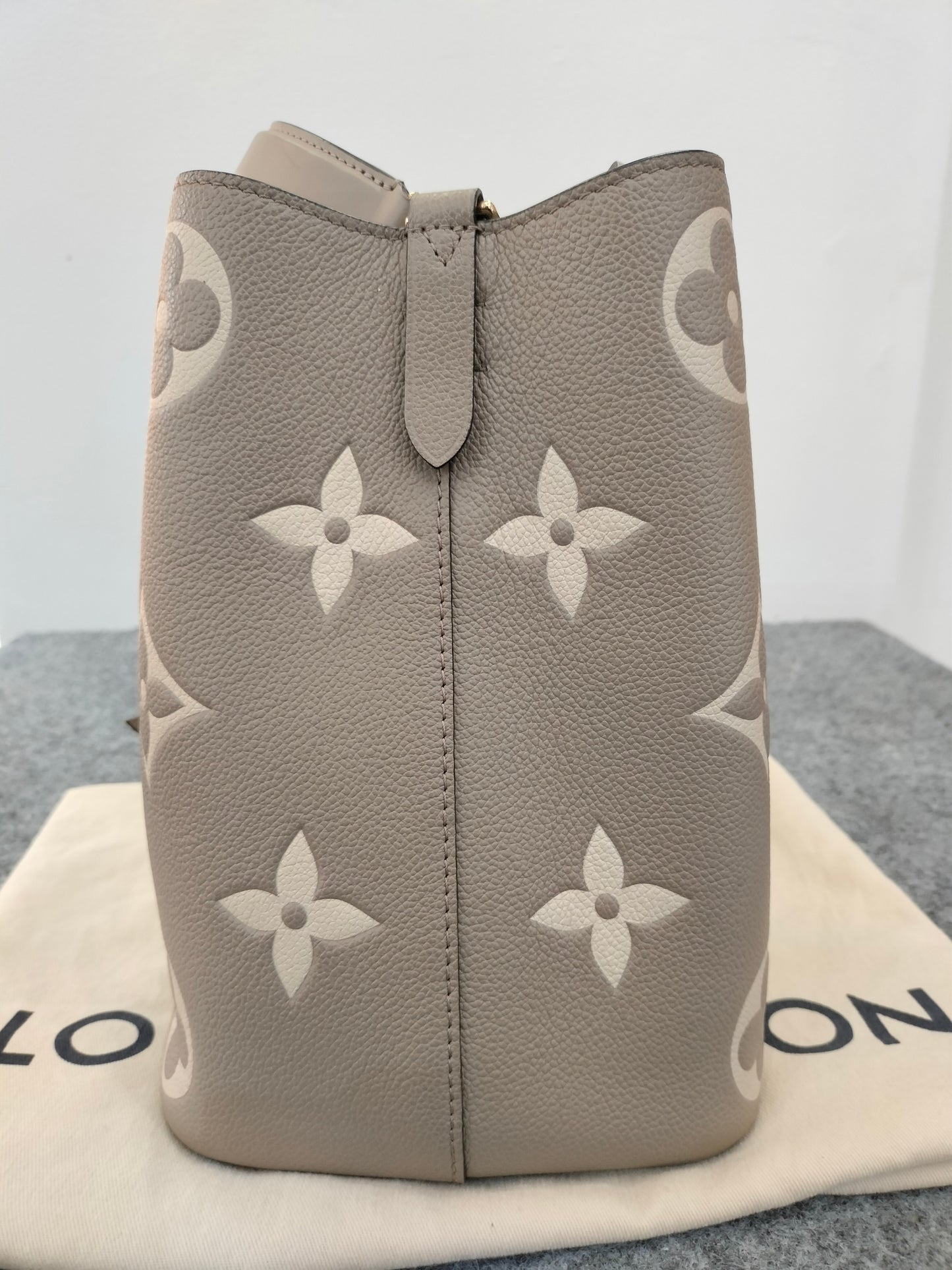 LV Neo Noe MM Tourterelle Creme (CHIP)