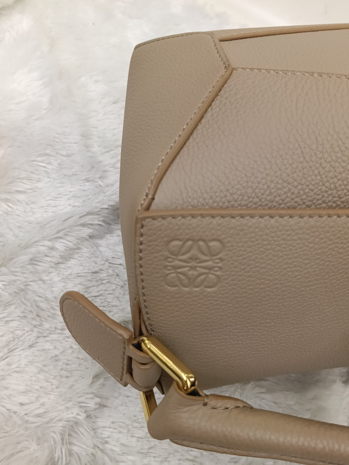 Loewe Puzzle Small Edge Grained Sand GHW 2023