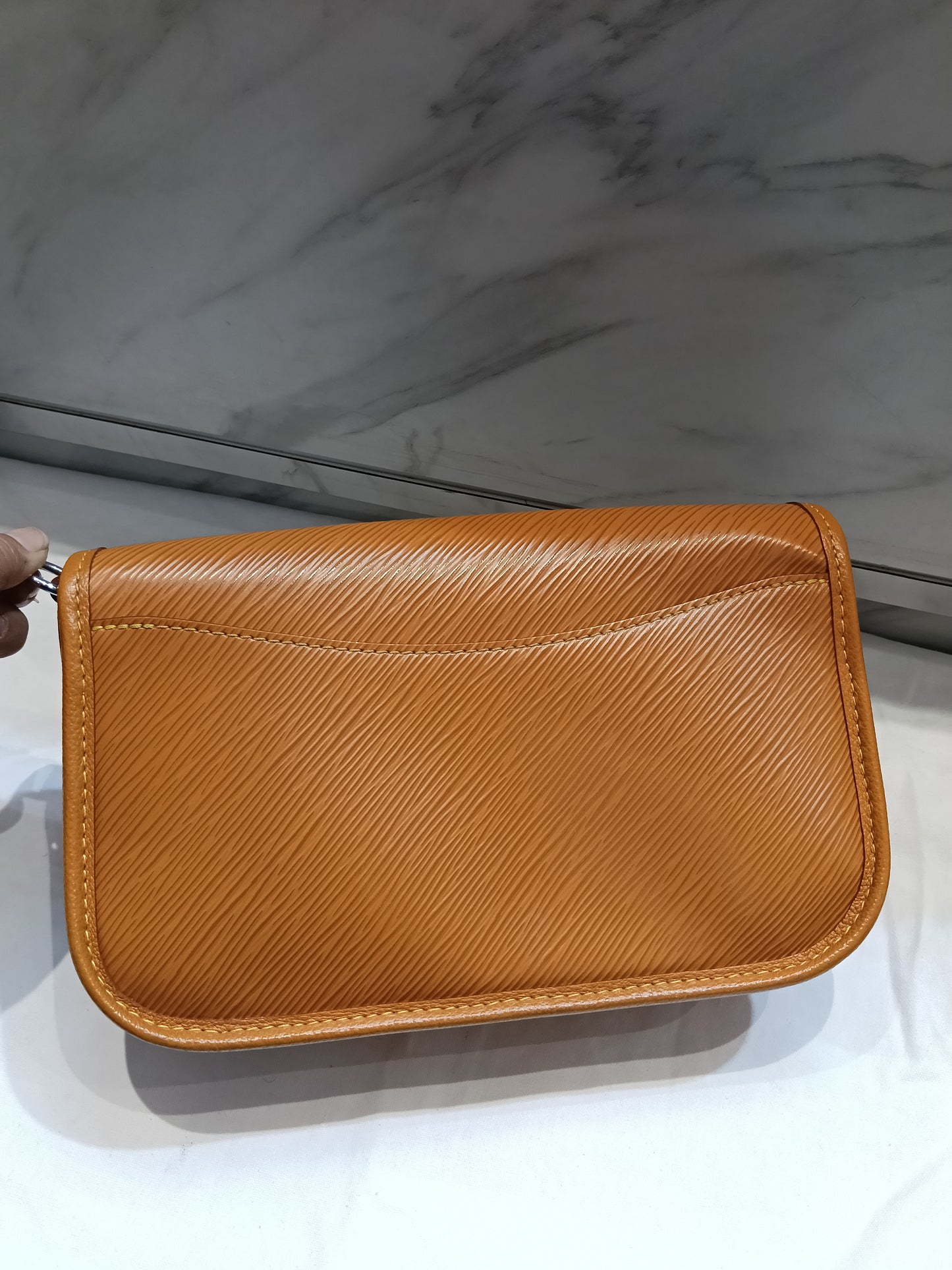 LV Buci NM Epi Gold Miel (CHIP)