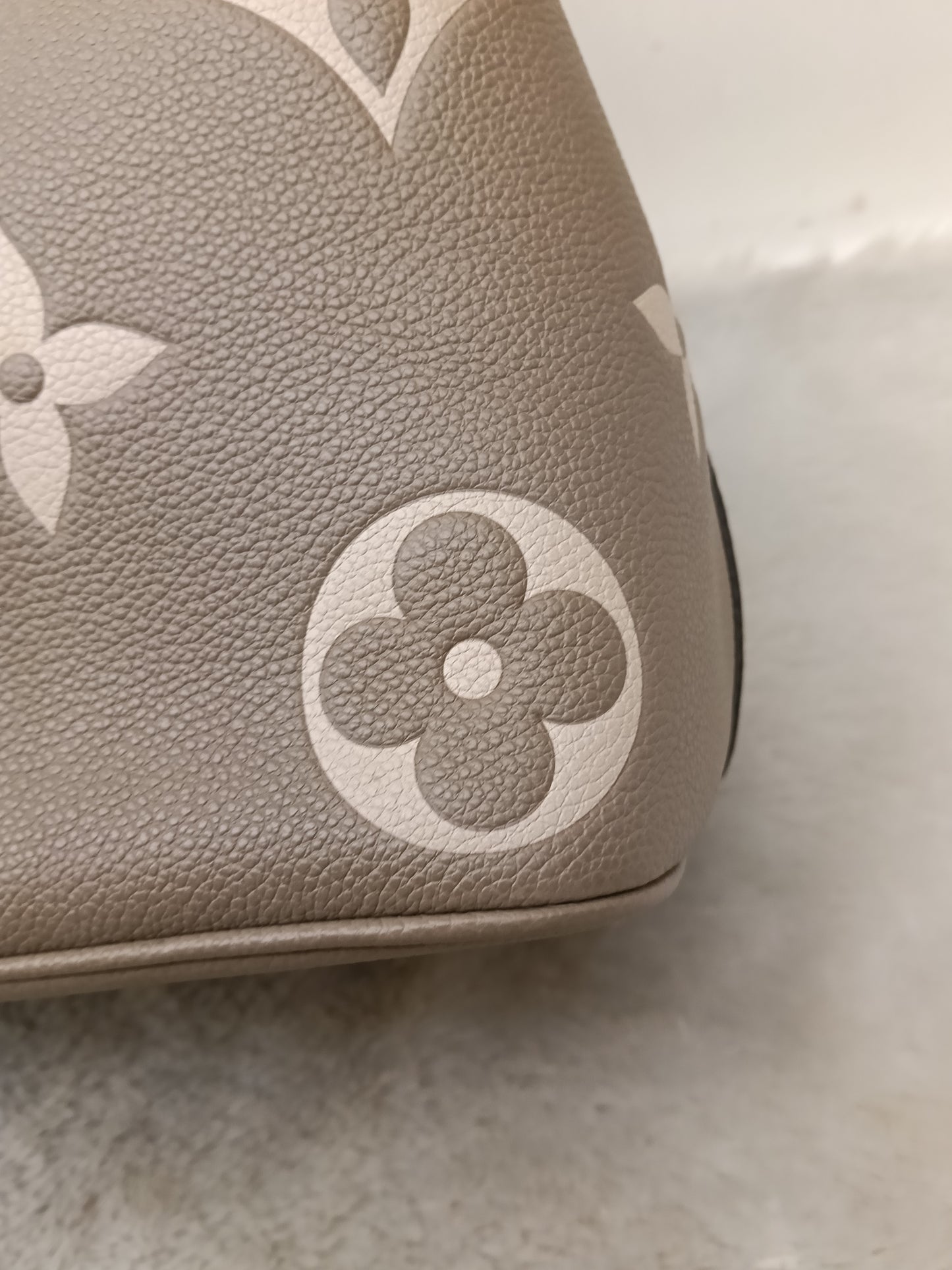LV Neo Noe MM Monogram Empreinte Tourterelle Creme (CHIP)