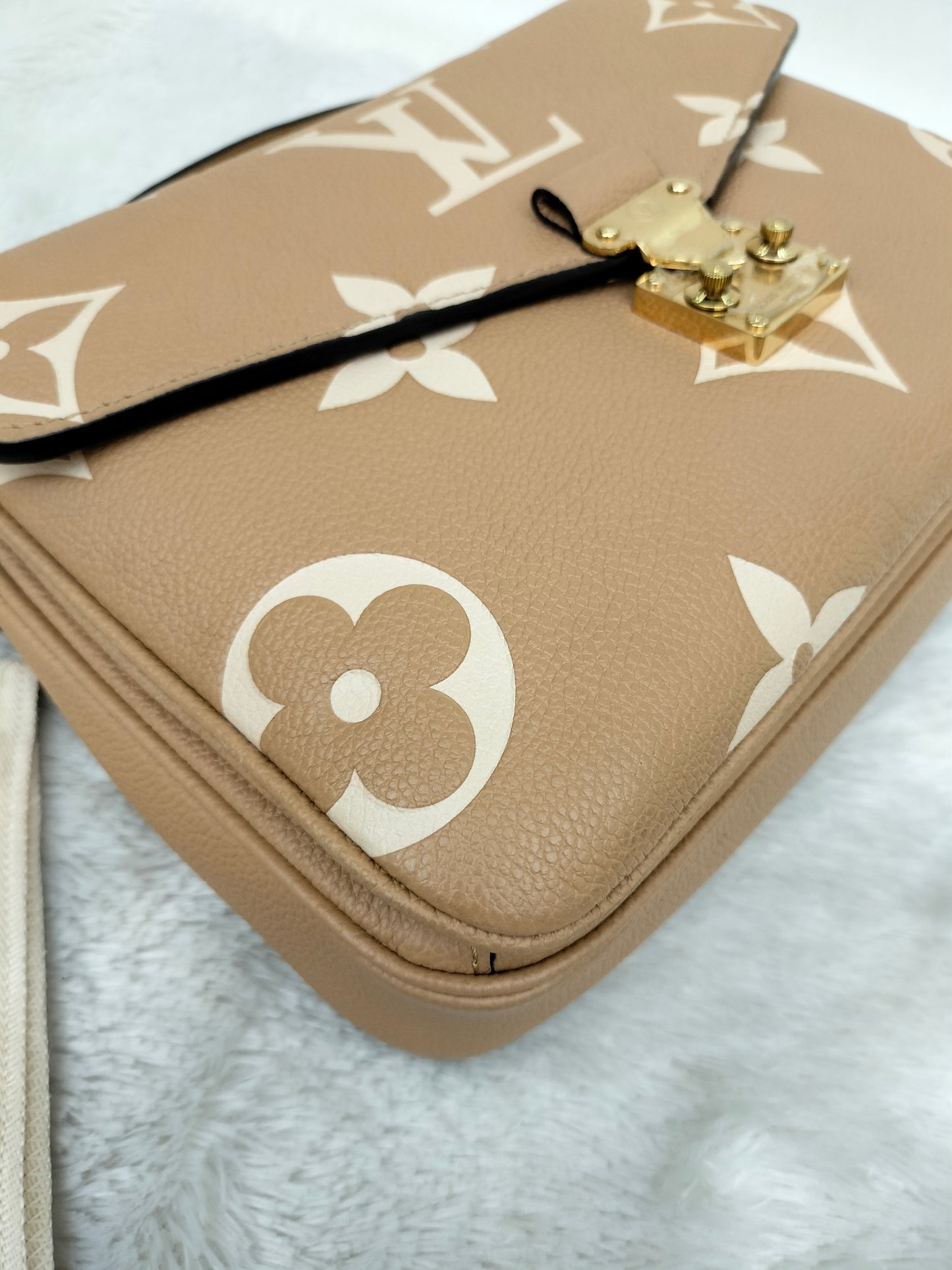 LV Metis MM Monogram Empreinte Arizona Creme 2022 (CHIP)