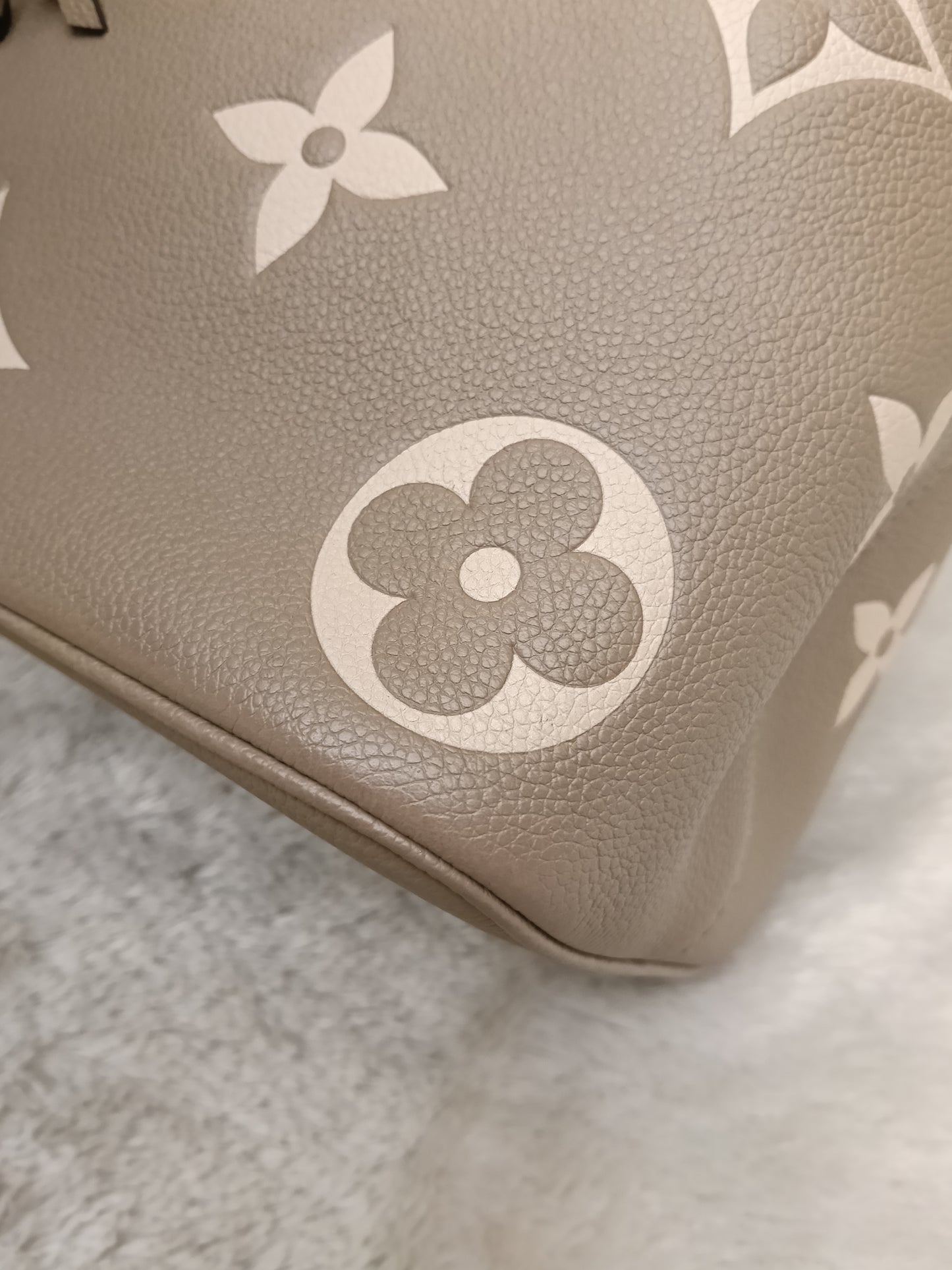 LV Neo Noe MM Monogram Empreinte Tourterelle Creme (CHIP)