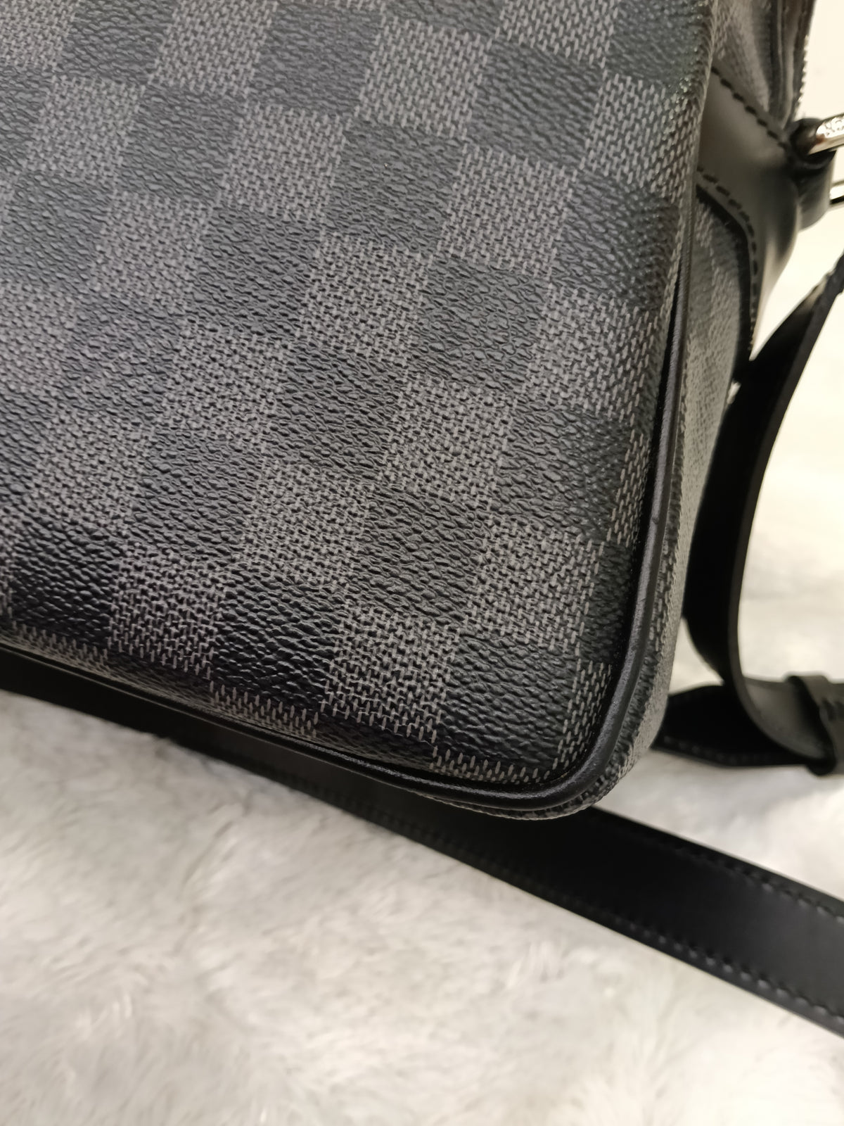 LV Sac Leoh Messenger Graphite 2008