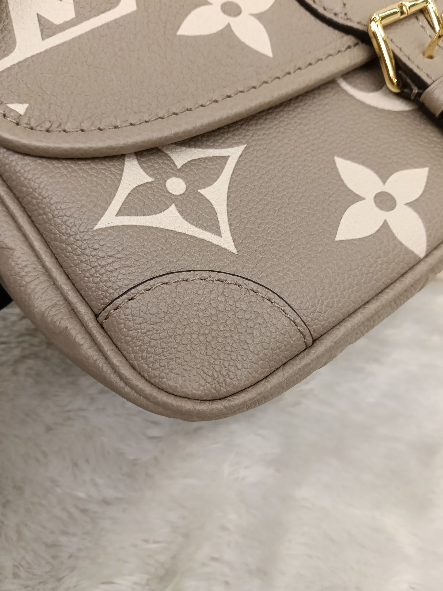 LV Diane PM ST NM Monogram Empreinte Giant Tourterelle Creme 2025 (CHIP)