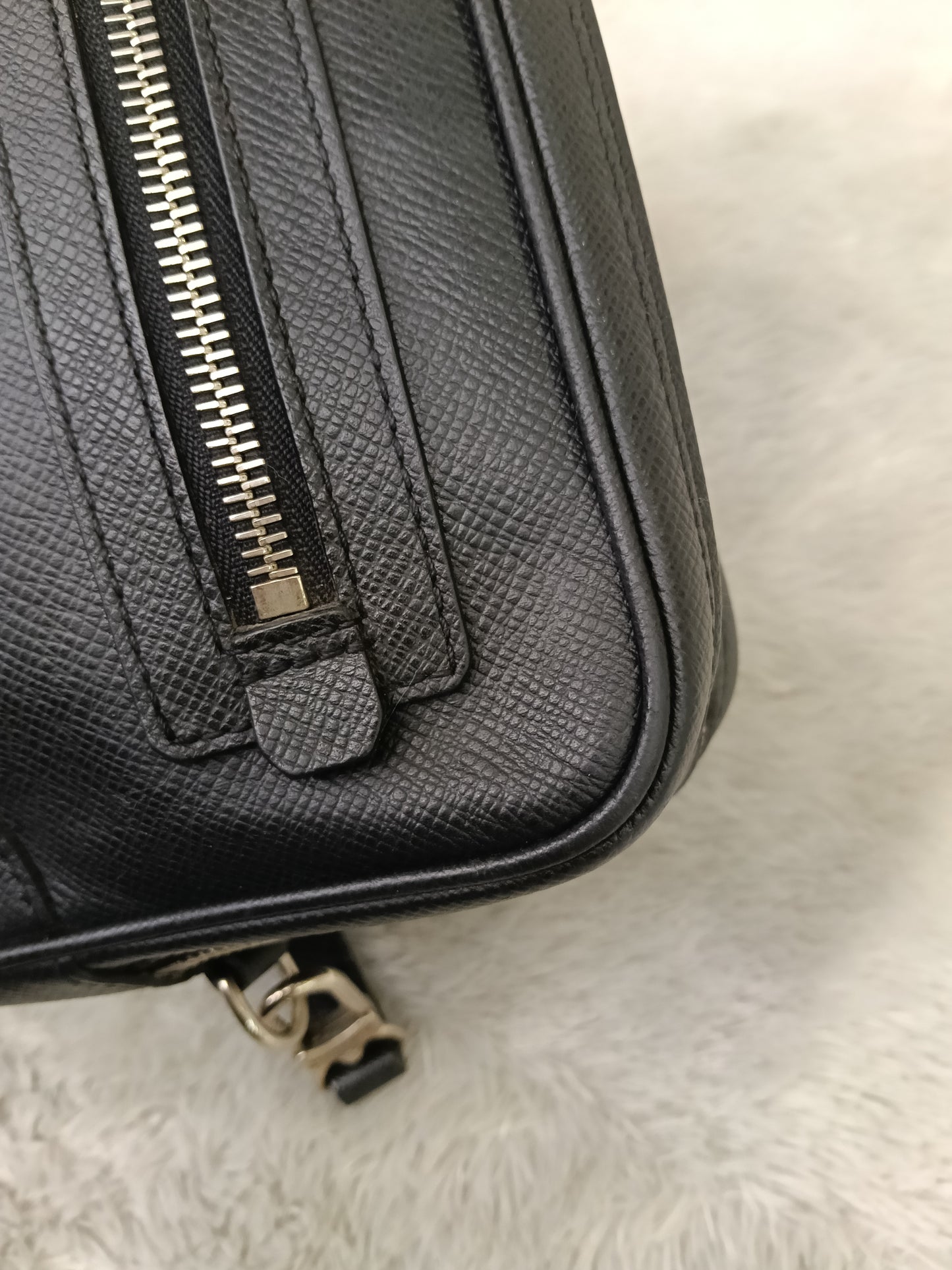 LV Neo Pavel Clutch Taiga Ardoise Black 2009
