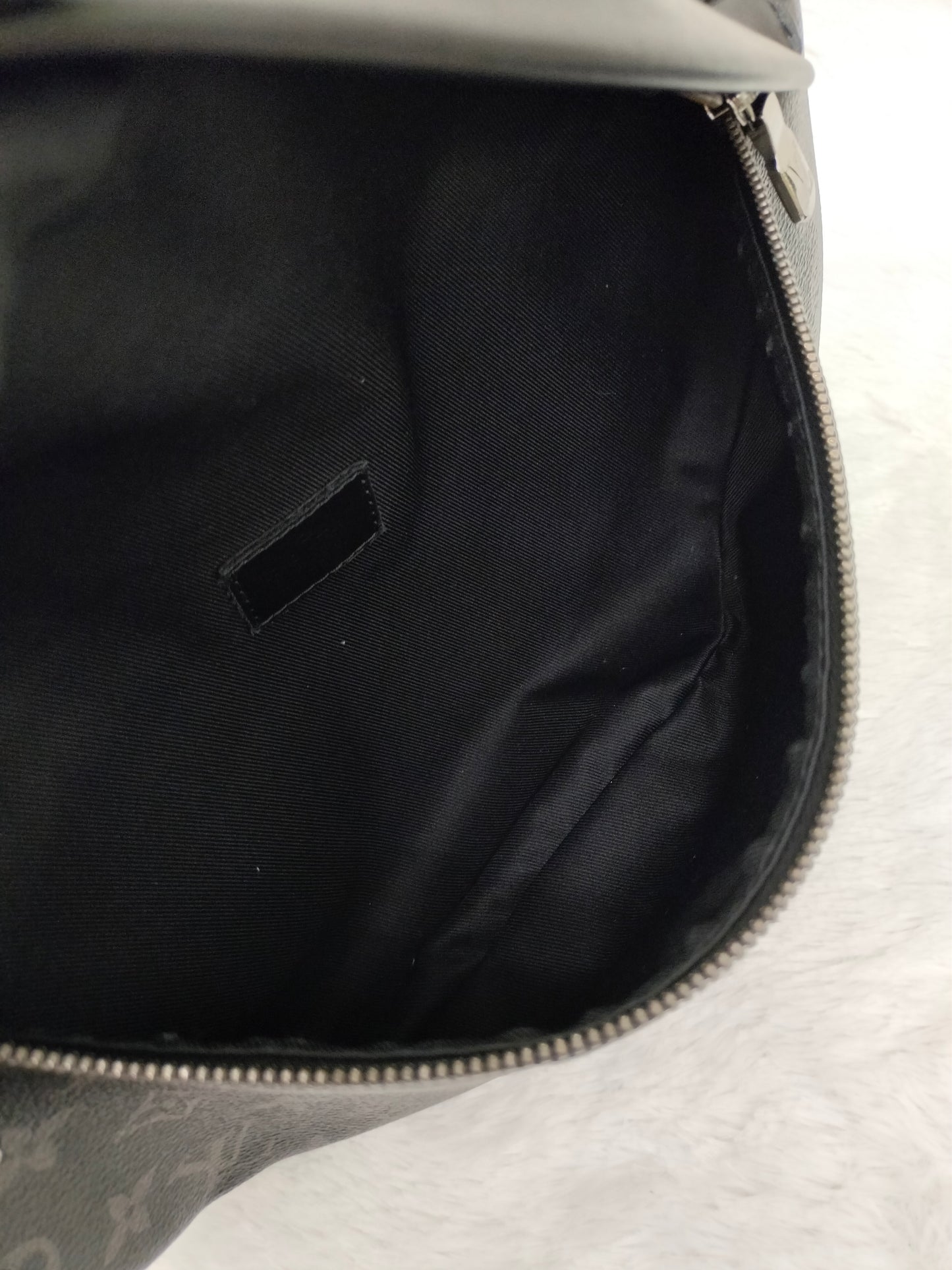 LV Discovery Bumbag Monogram Eclipse 2019