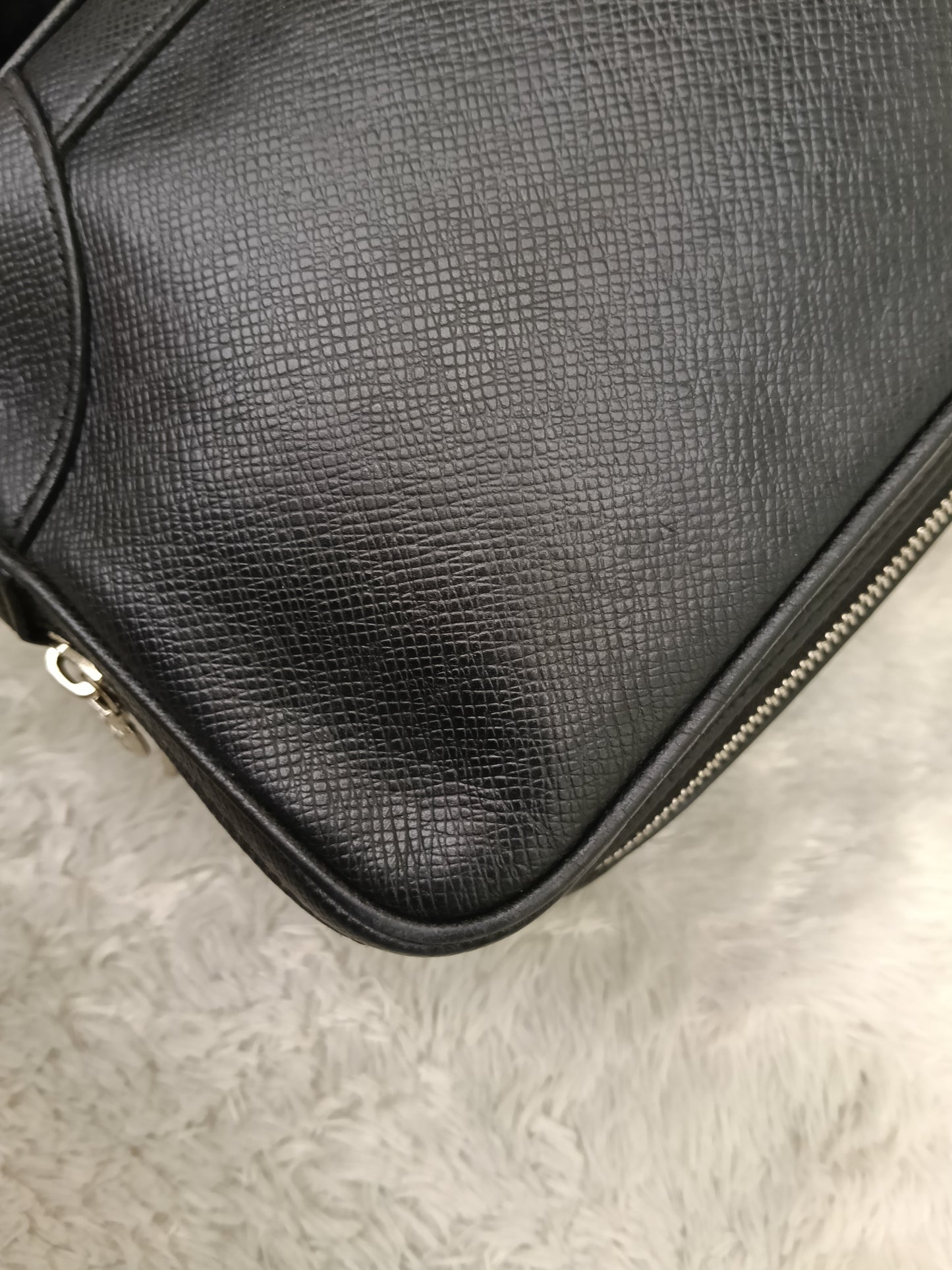 LV Neo Pavel Clutch Taiga Ardoise Black 2009