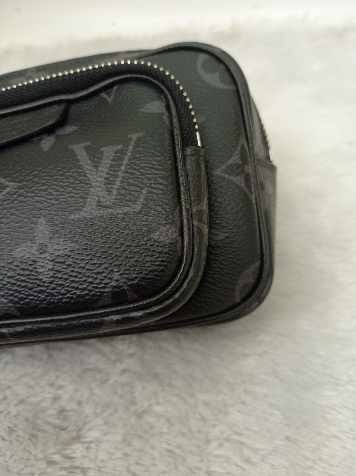 LV Outdoor Pouch Monogram Eclipse (CHIP)