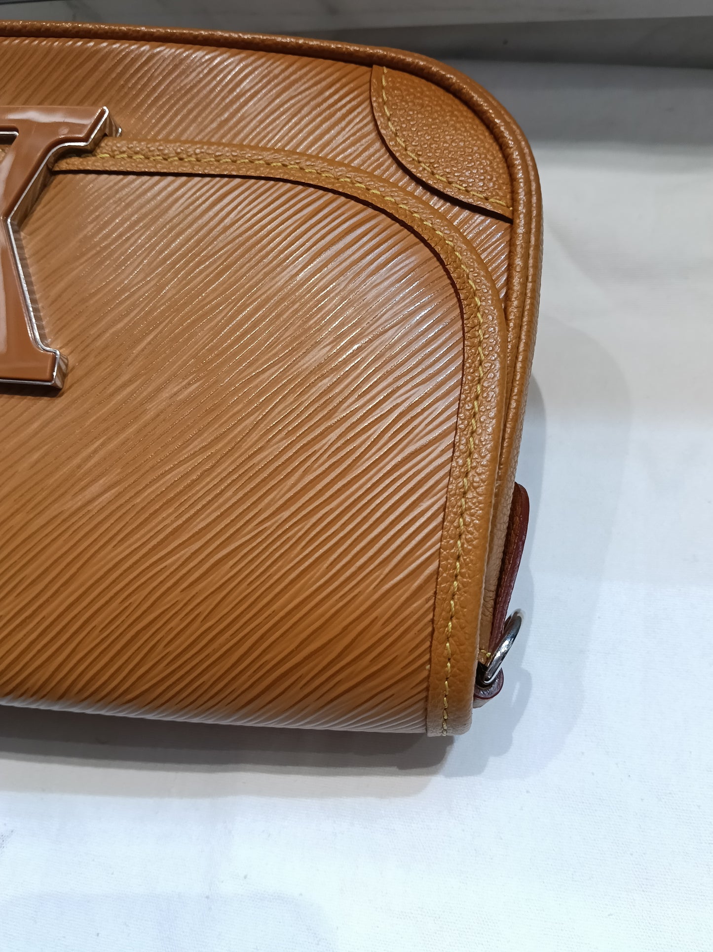 LV Buci NM Epi Gold Miel (CHIP)